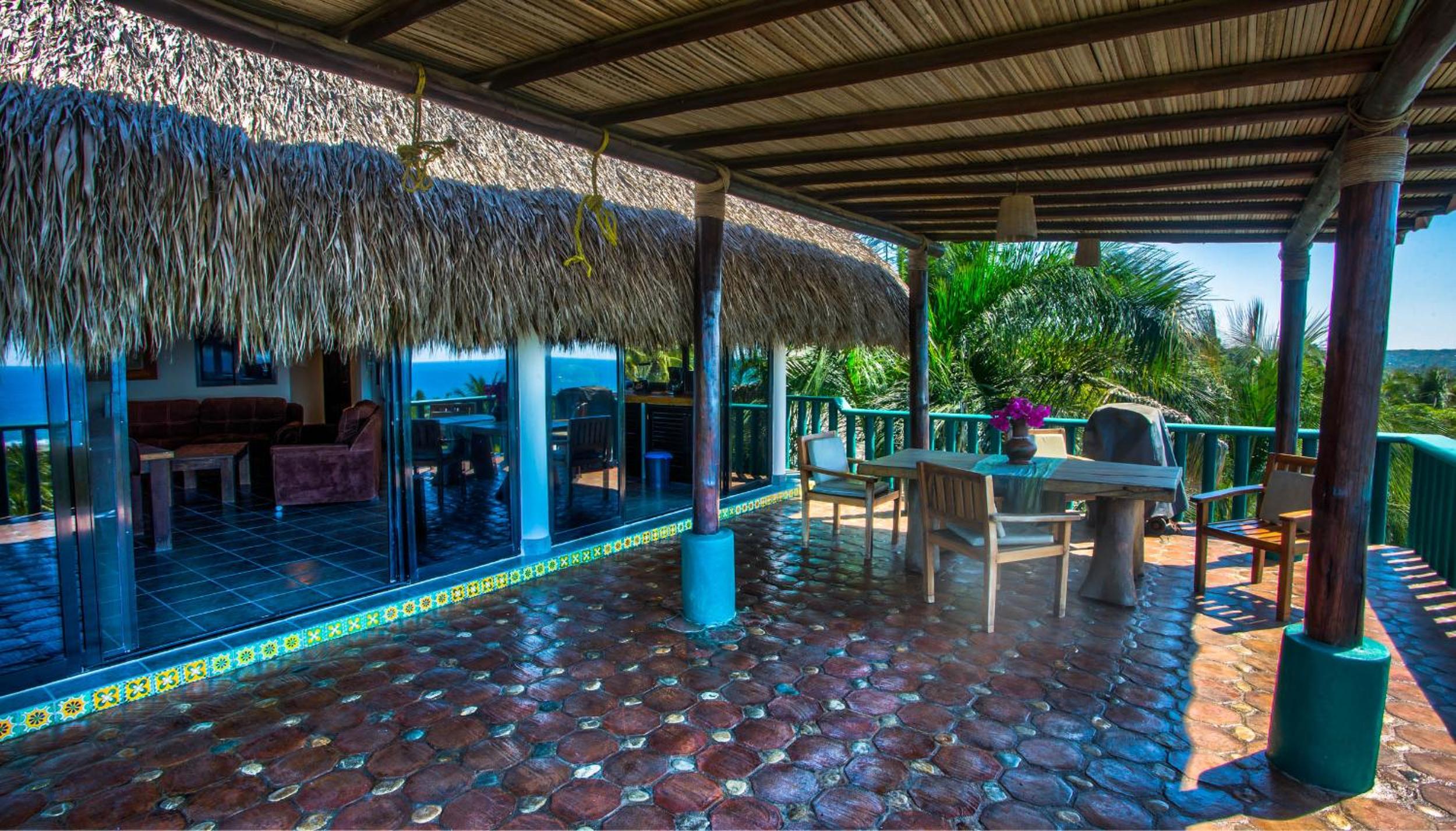 Three-Bedroom Apartment with Sea View - Photo 13