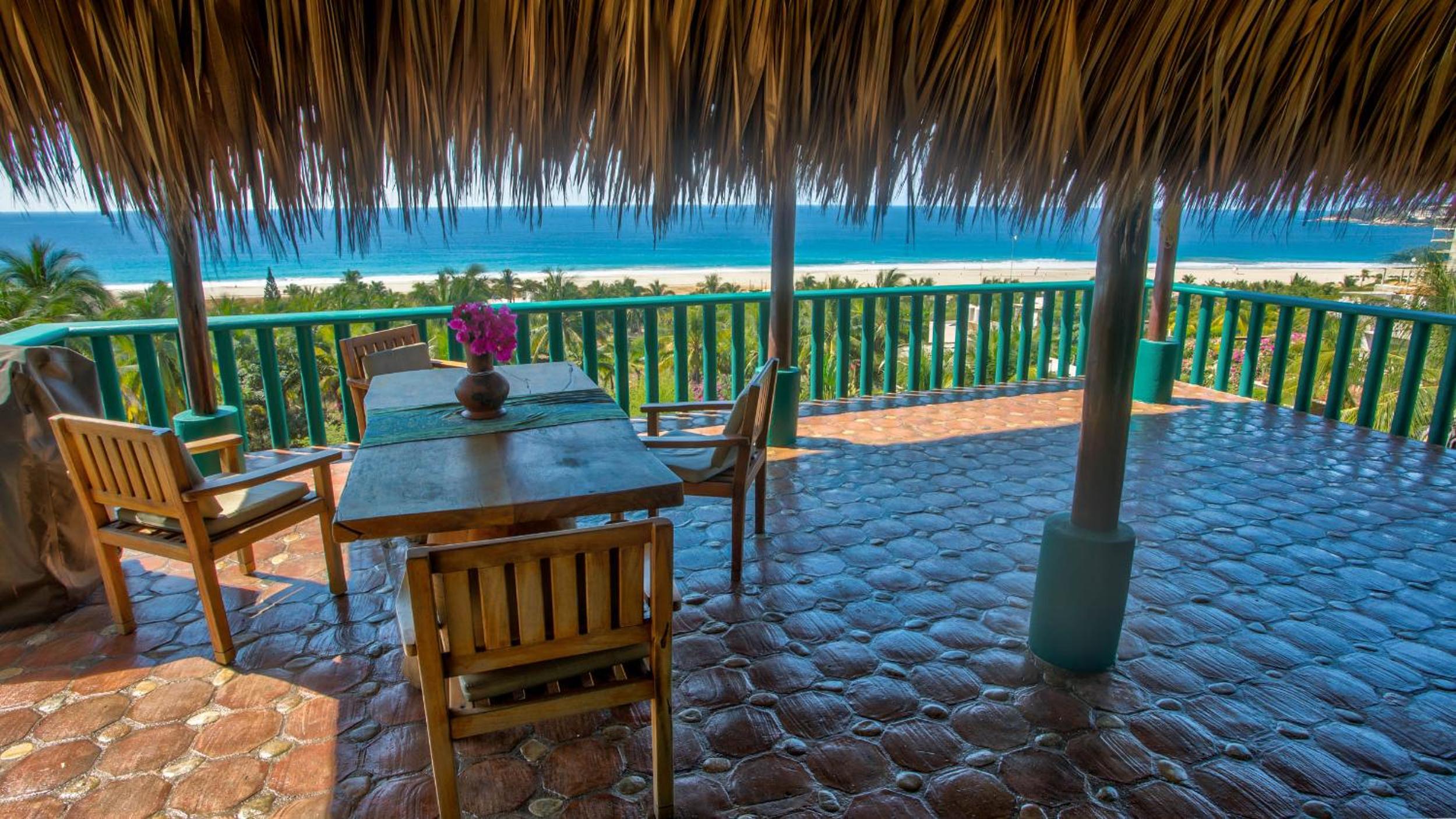 Three-Bedroom Apartment with Sea View - Photo 11
