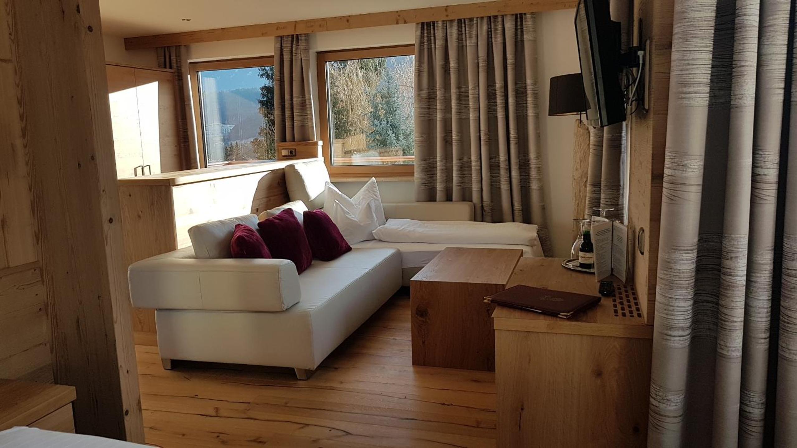 Junior Suite with Balcony - Photo 6