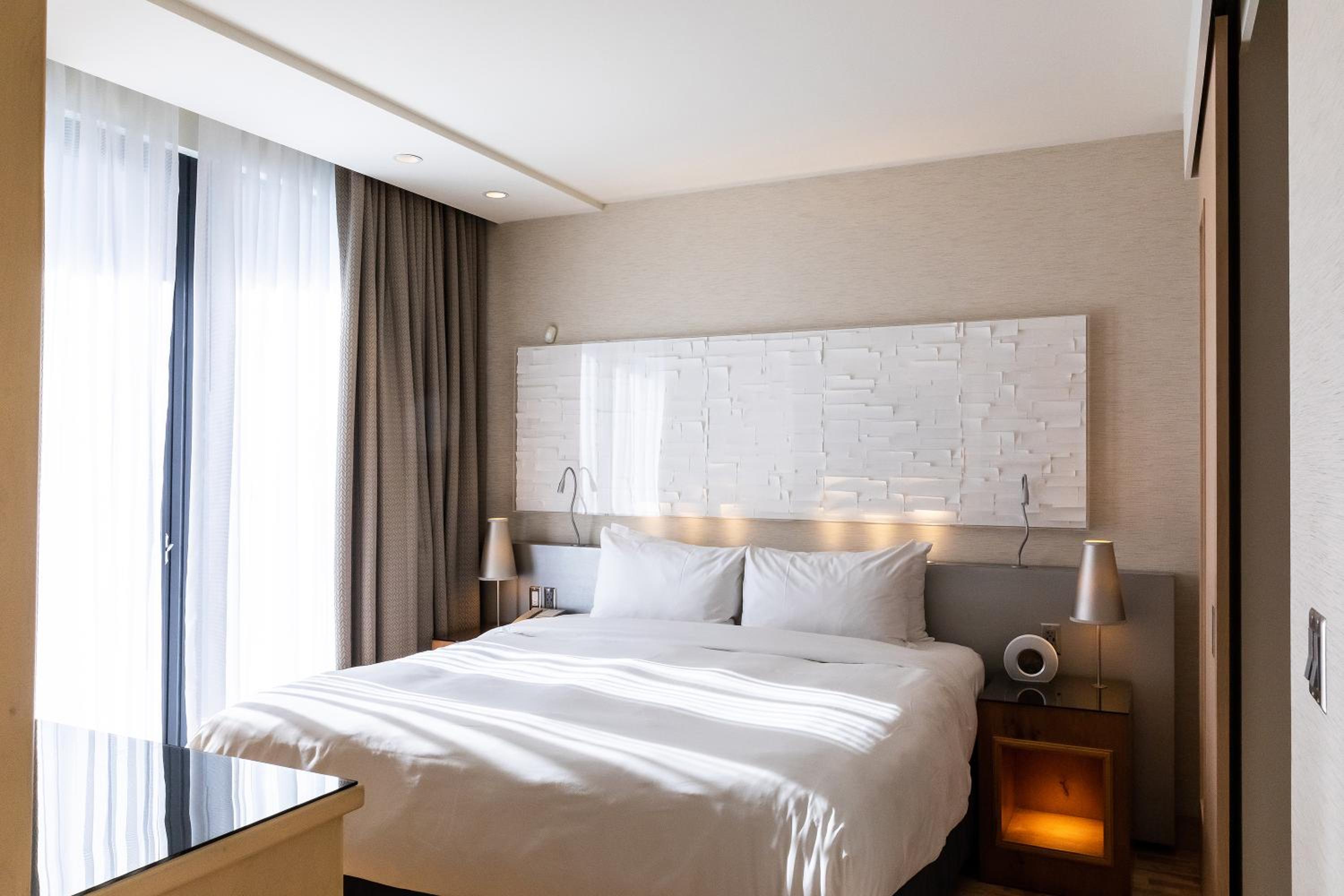 Ambassador King Suite with Park View - Non-Smoking