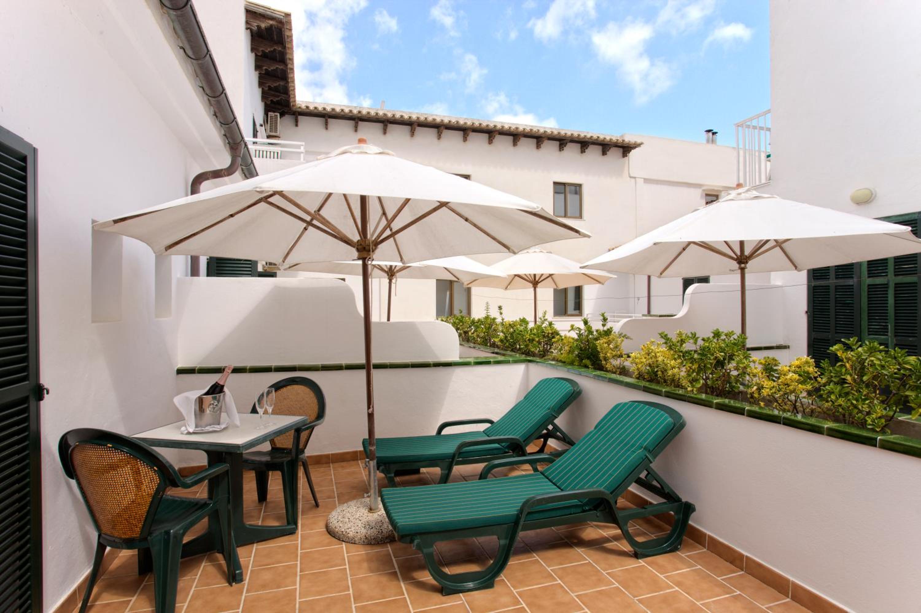 Twin or Double Room with Balcony - Photo 9