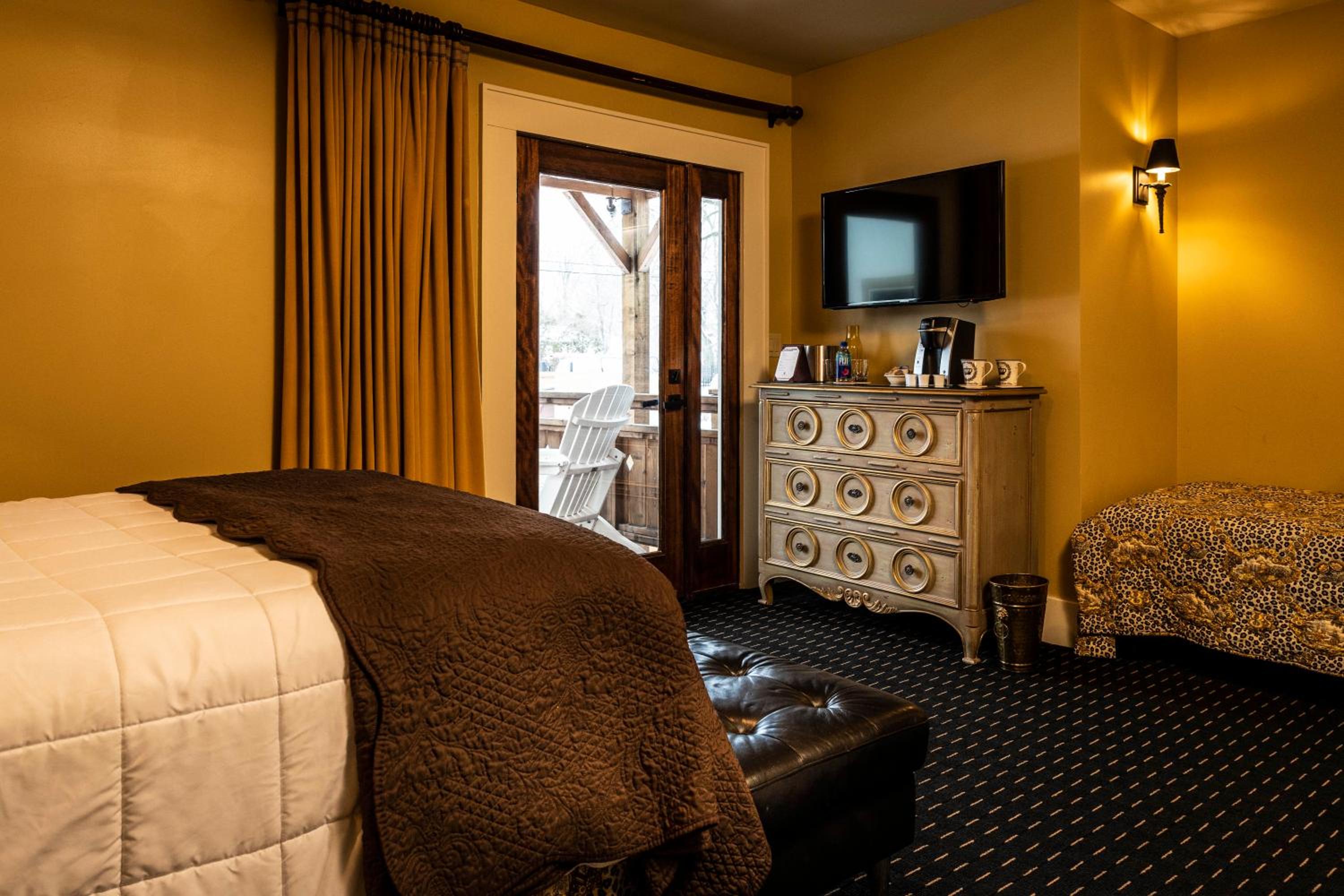 Queen Room with Balcony photo 2