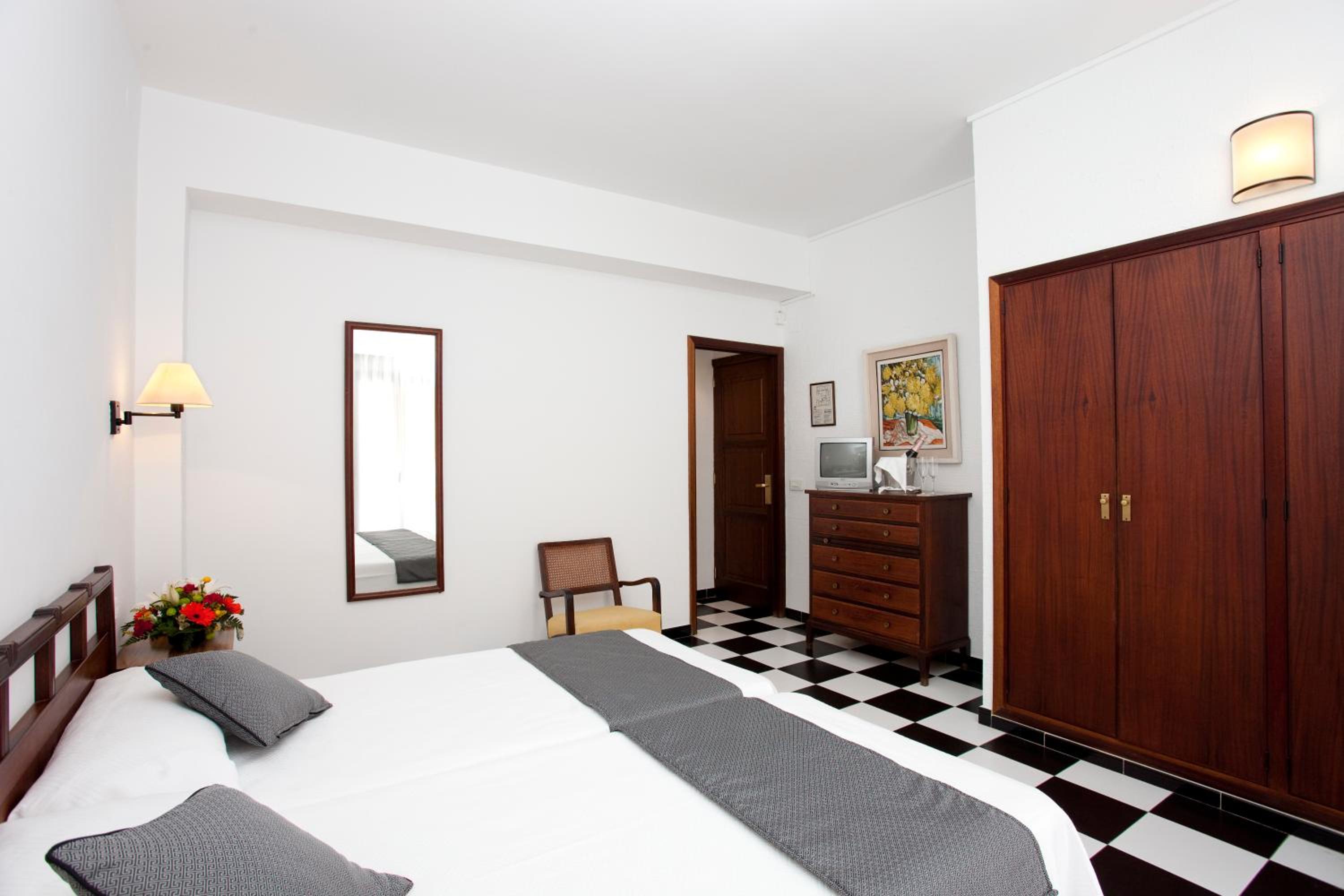 Twin or Double Room with Balcony - Photo 8