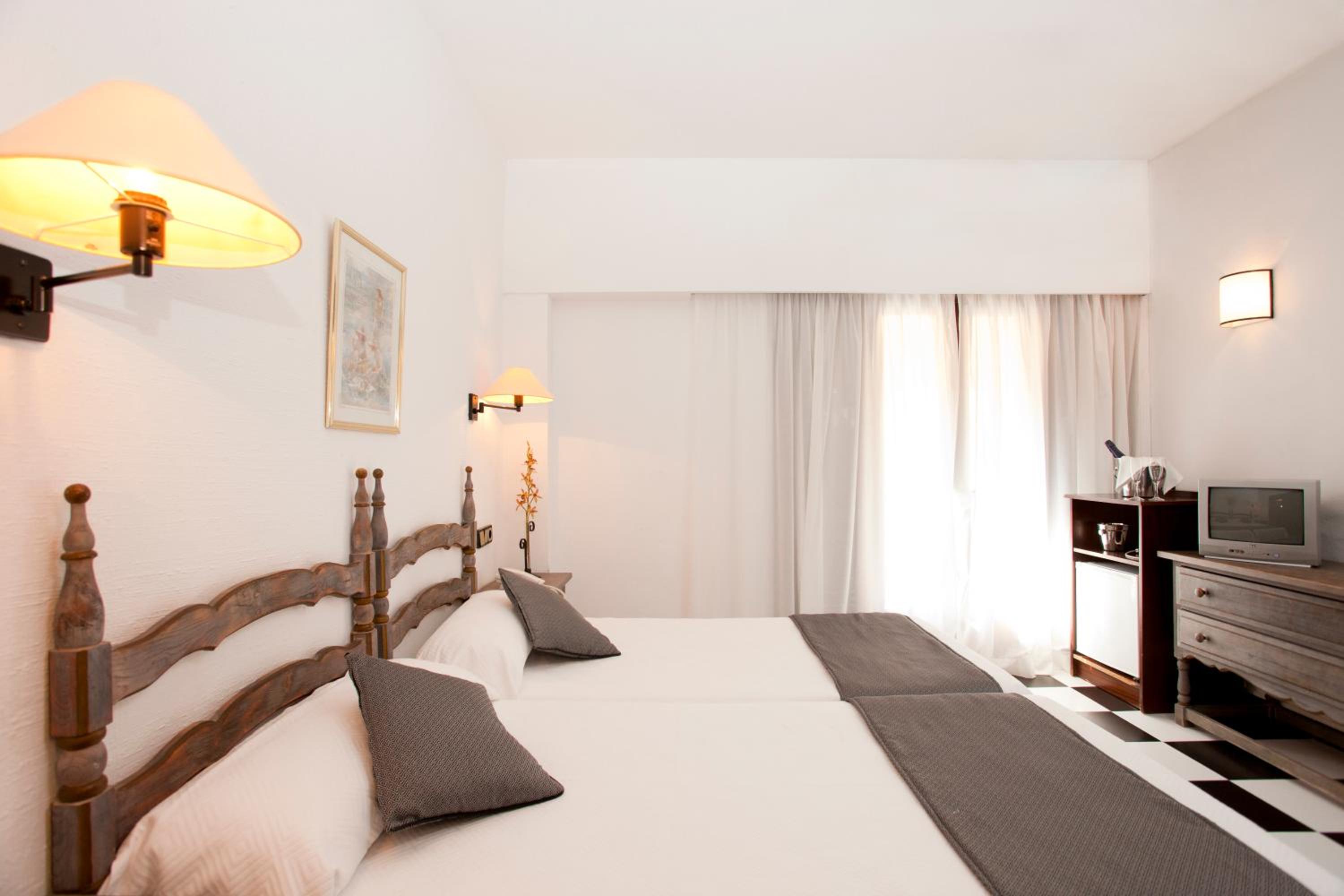 Twin or Double Room with Balcony - Photo 7