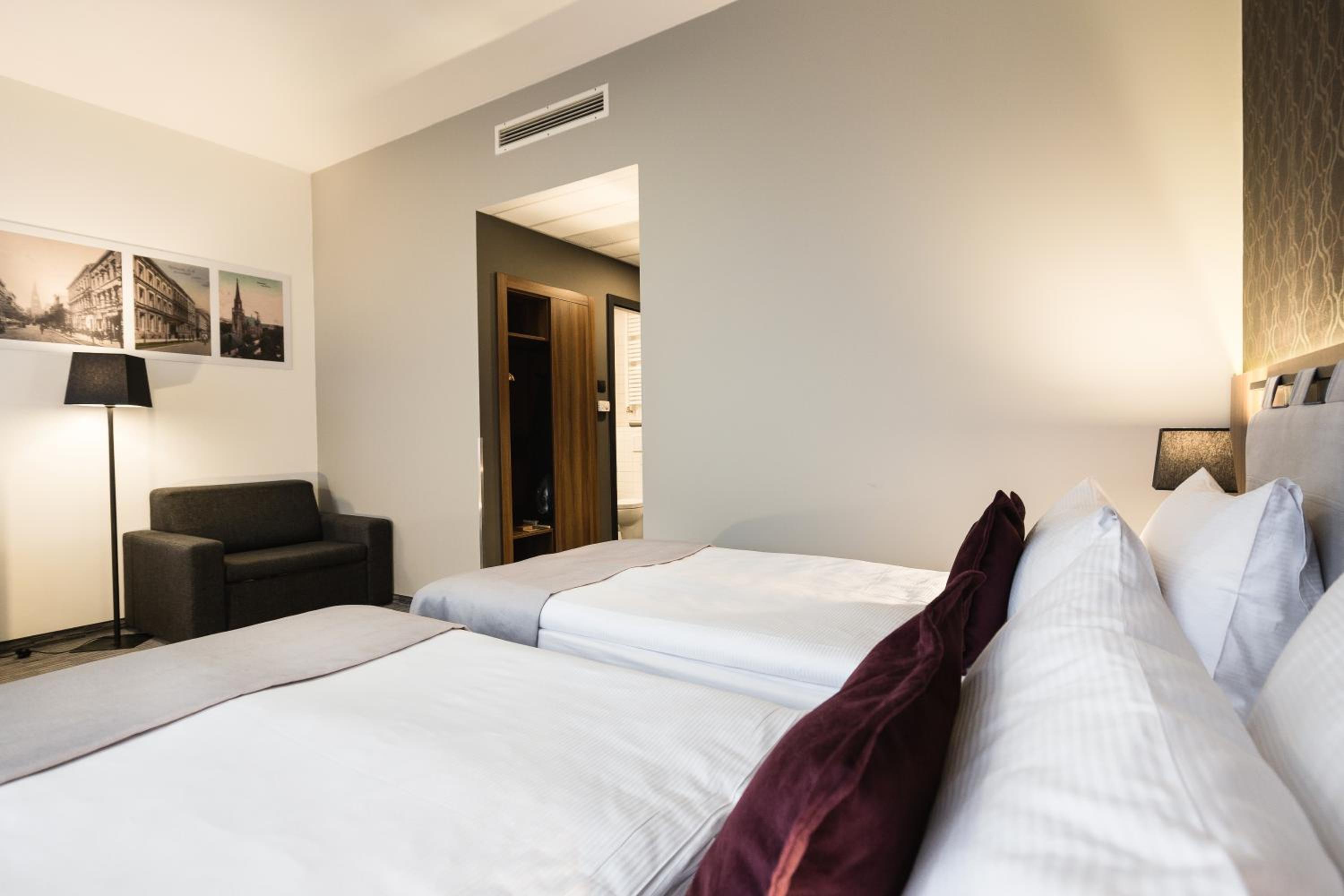 Standard Twin Room with Sofa - Photo 2