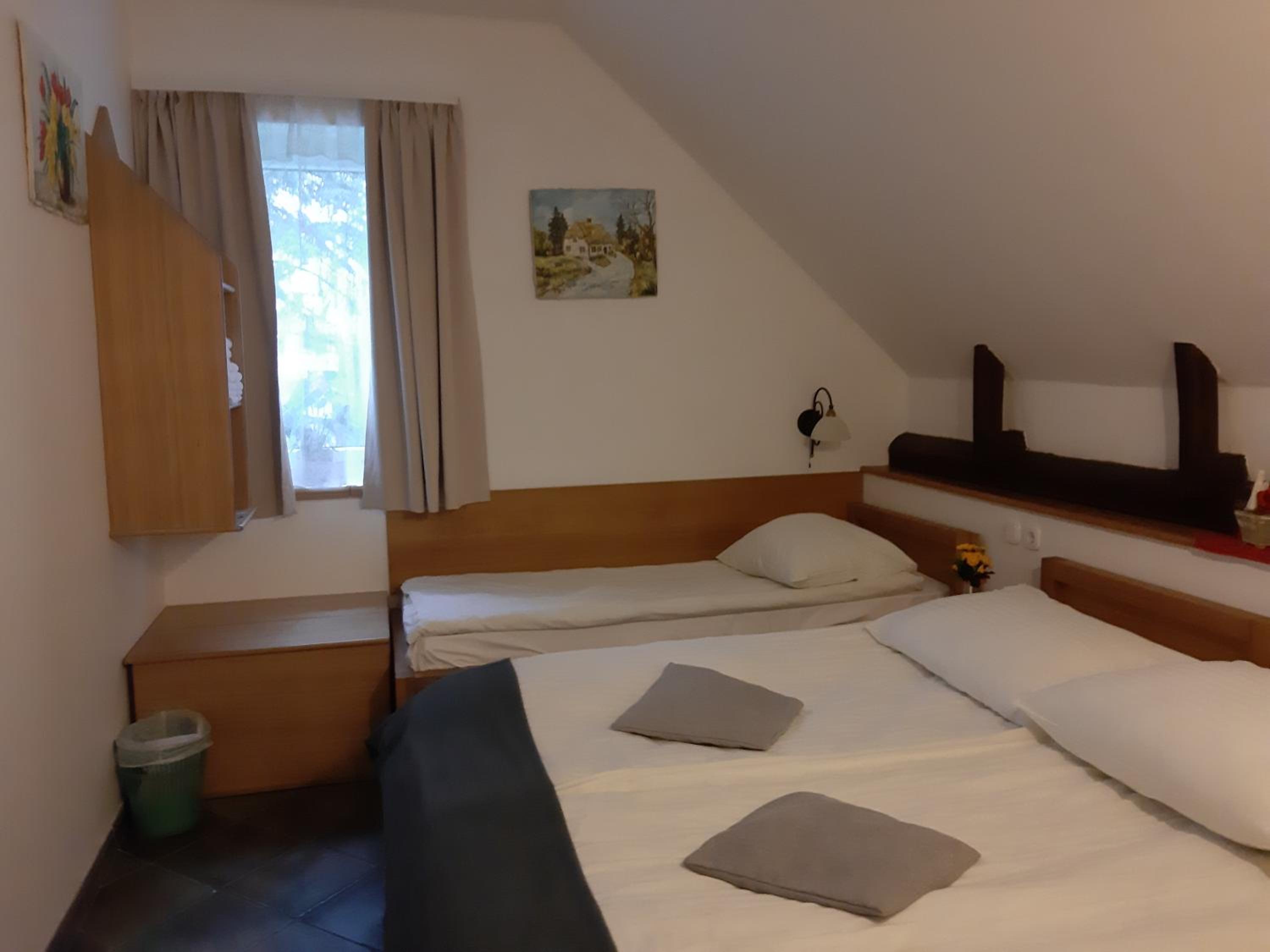 Quadruple Room with Private Bathroom - Photo 3