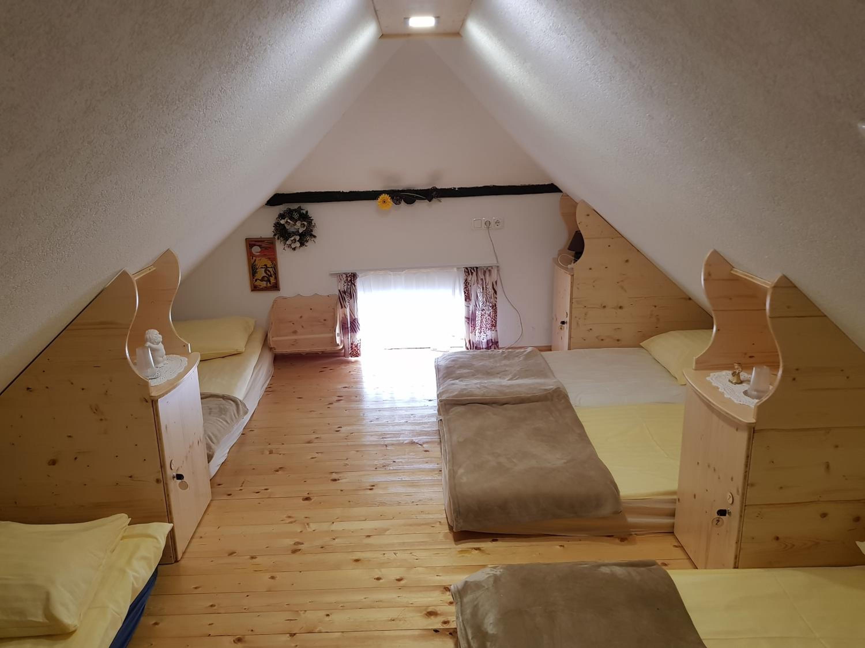 Single Bed in 12-Bed Attic Dormitory Room photo 3
