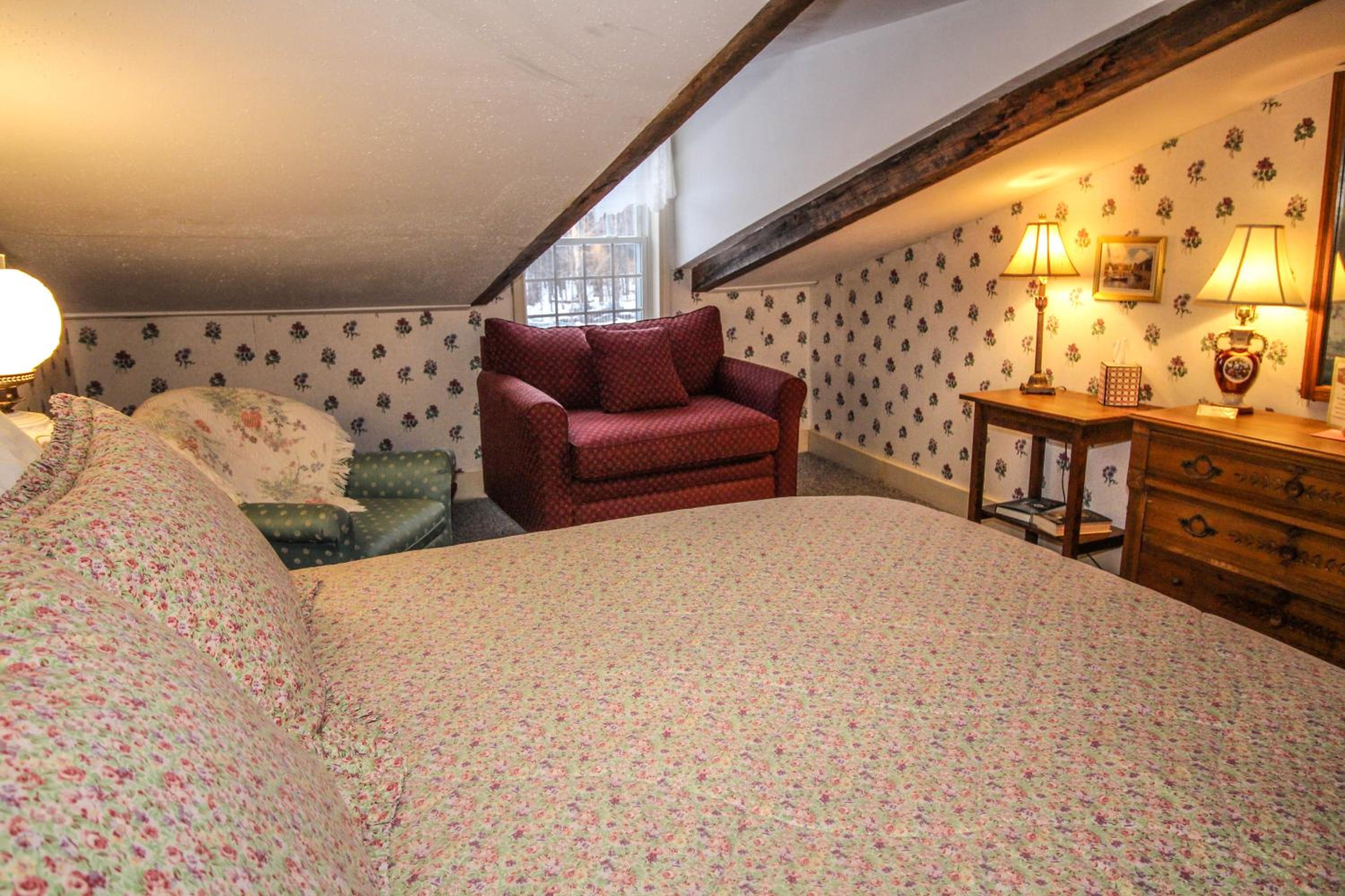 Queen Room photo 2