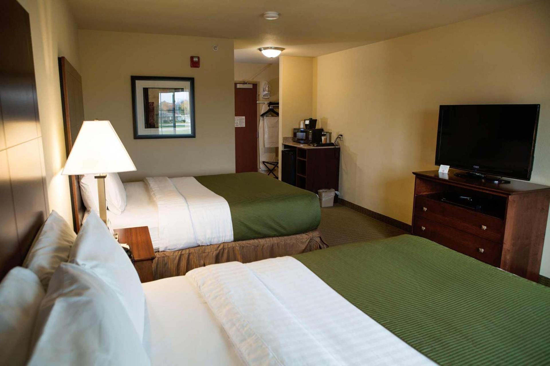 Queen Room with Two Queen Beds photo 1