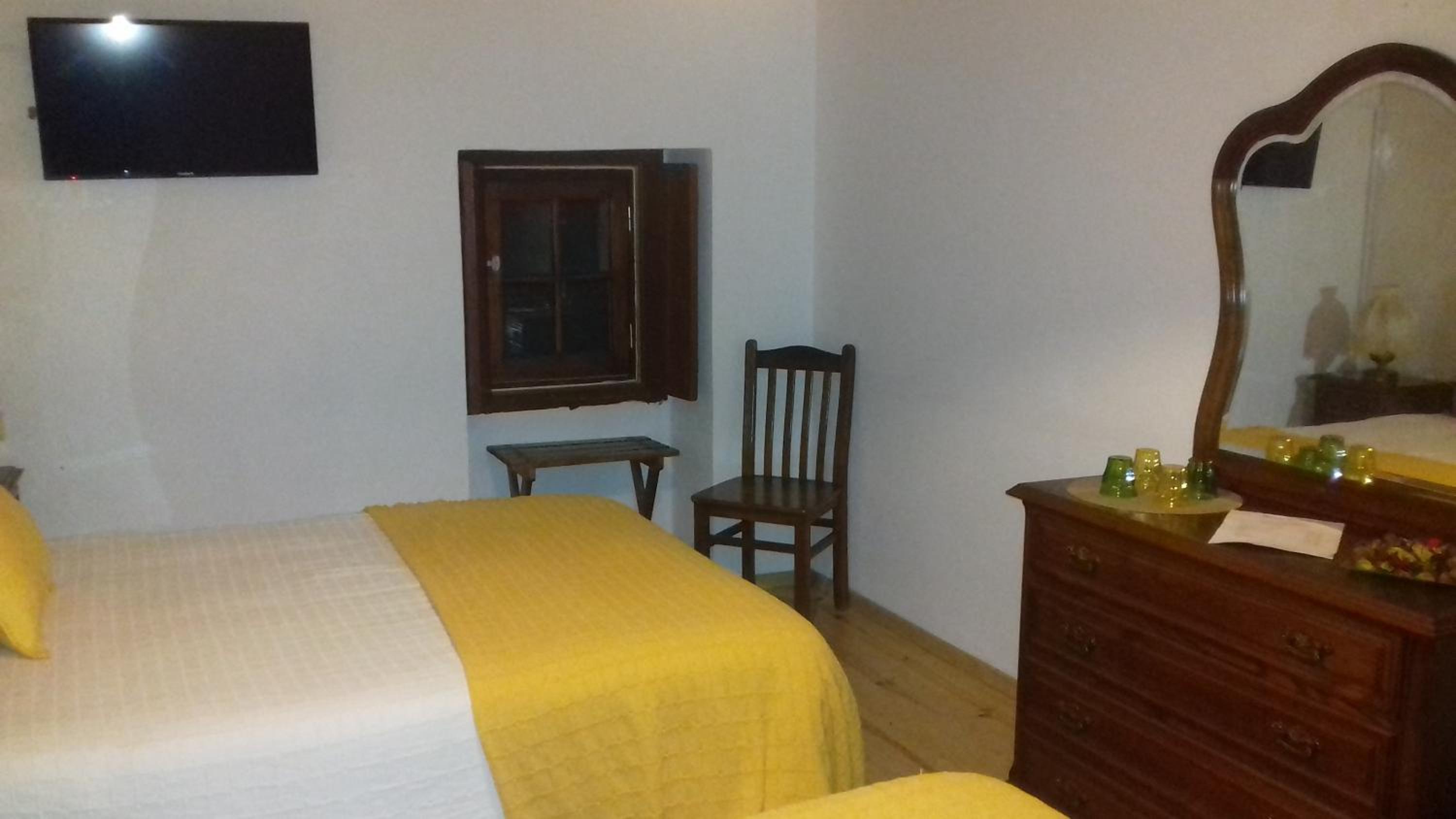 Queen Room with Two Queen Beds photo 3