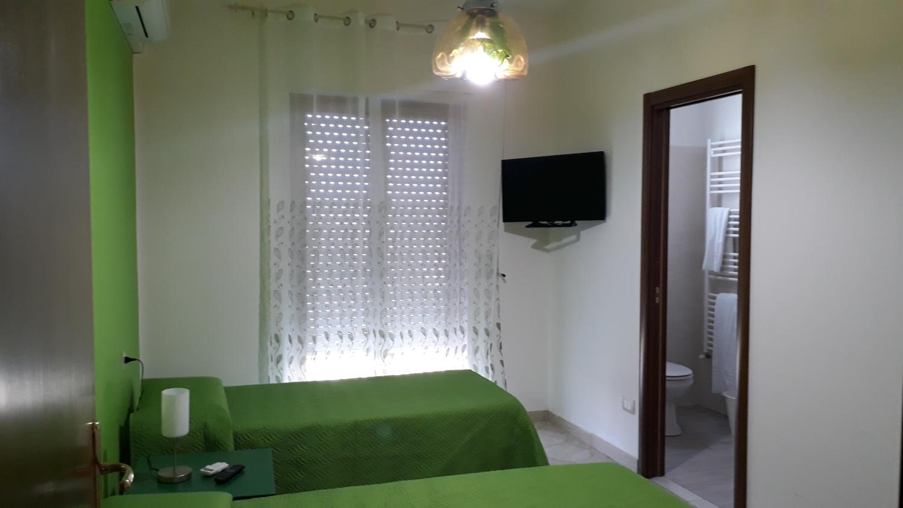 Double or Twin Room with Private Bathroom - Photo 9