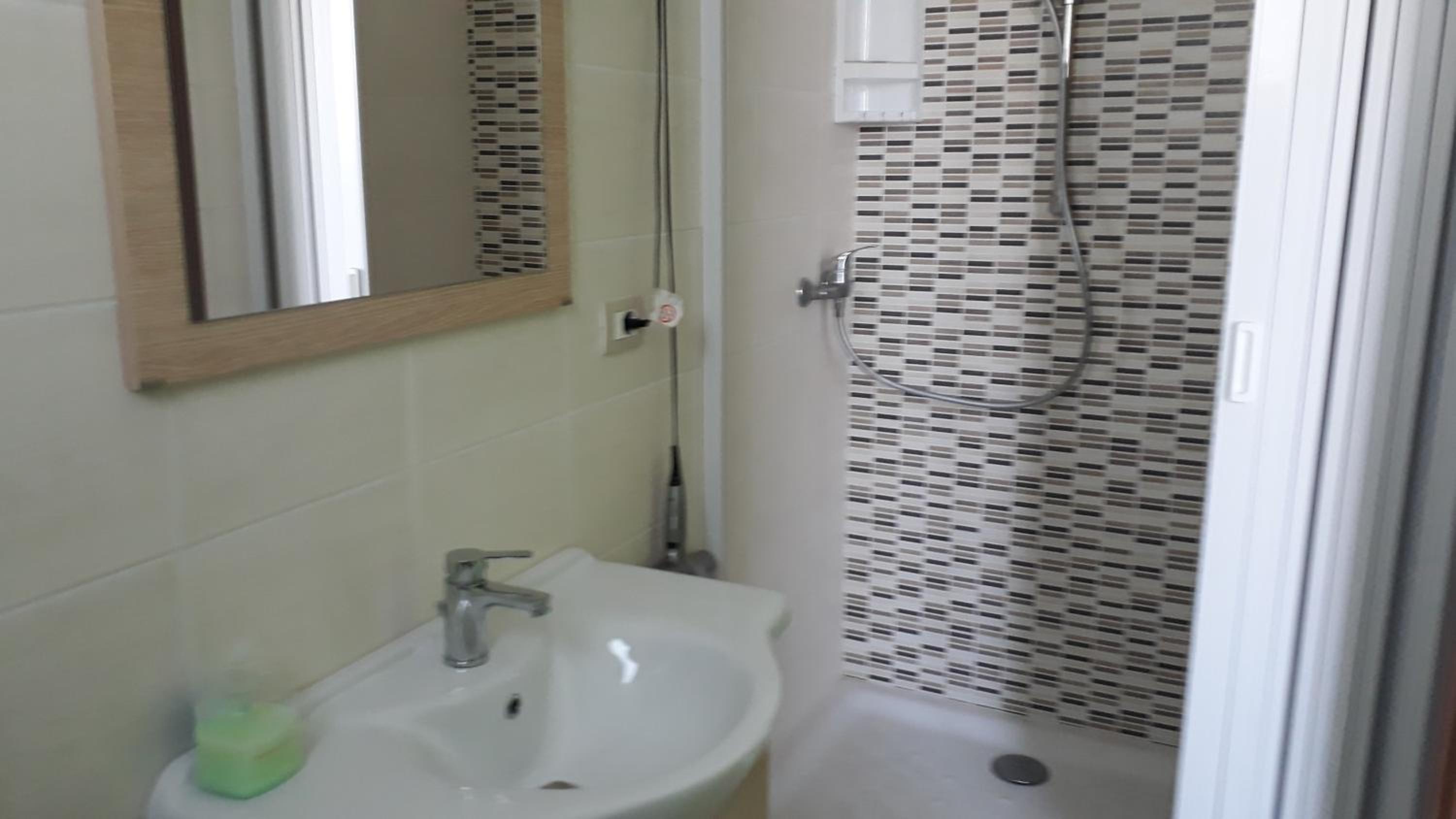 Double or Twin Room with Private Bathroom - Photo 3