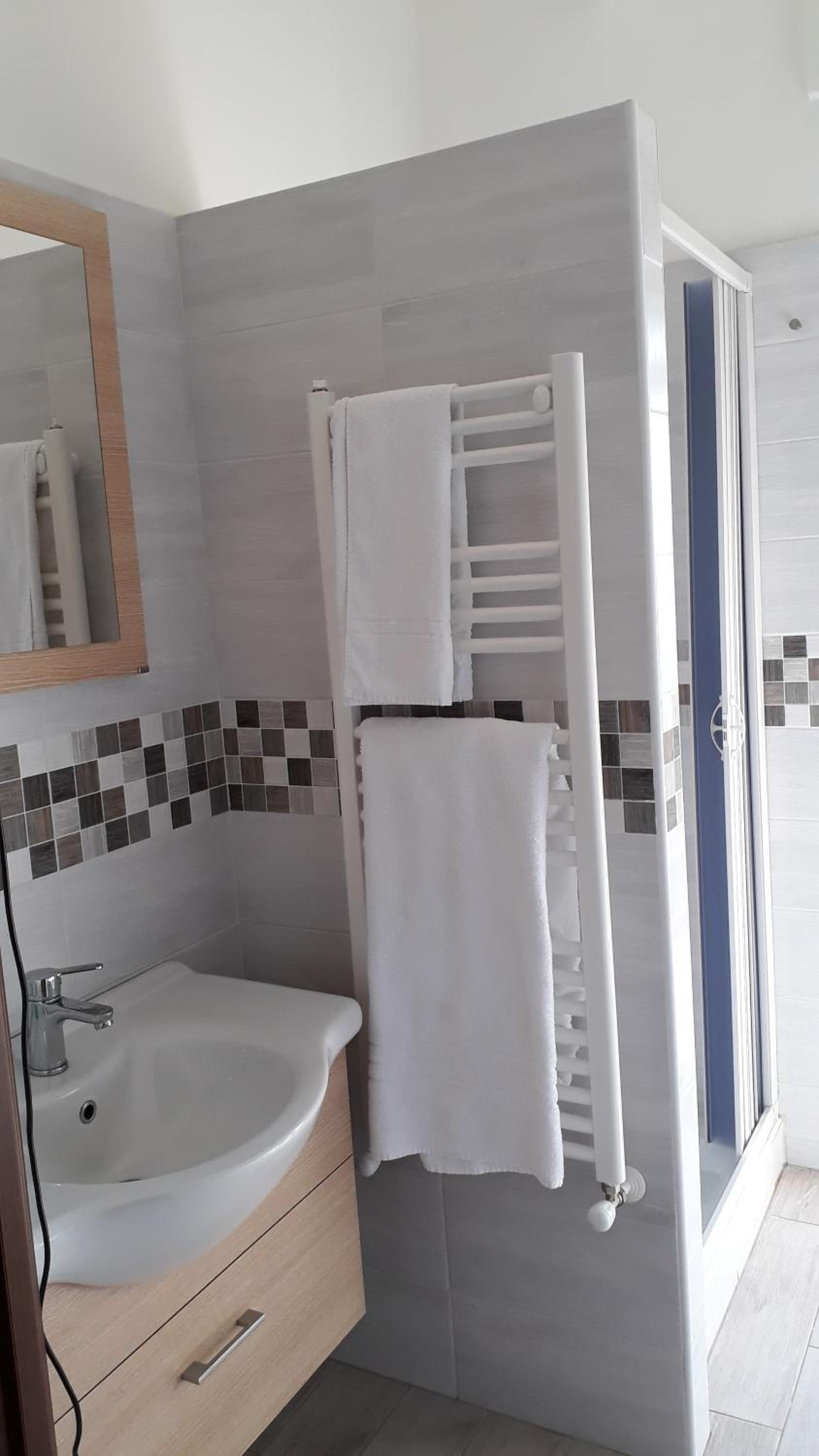 Deluxe Double or Twin Room - Photo 6