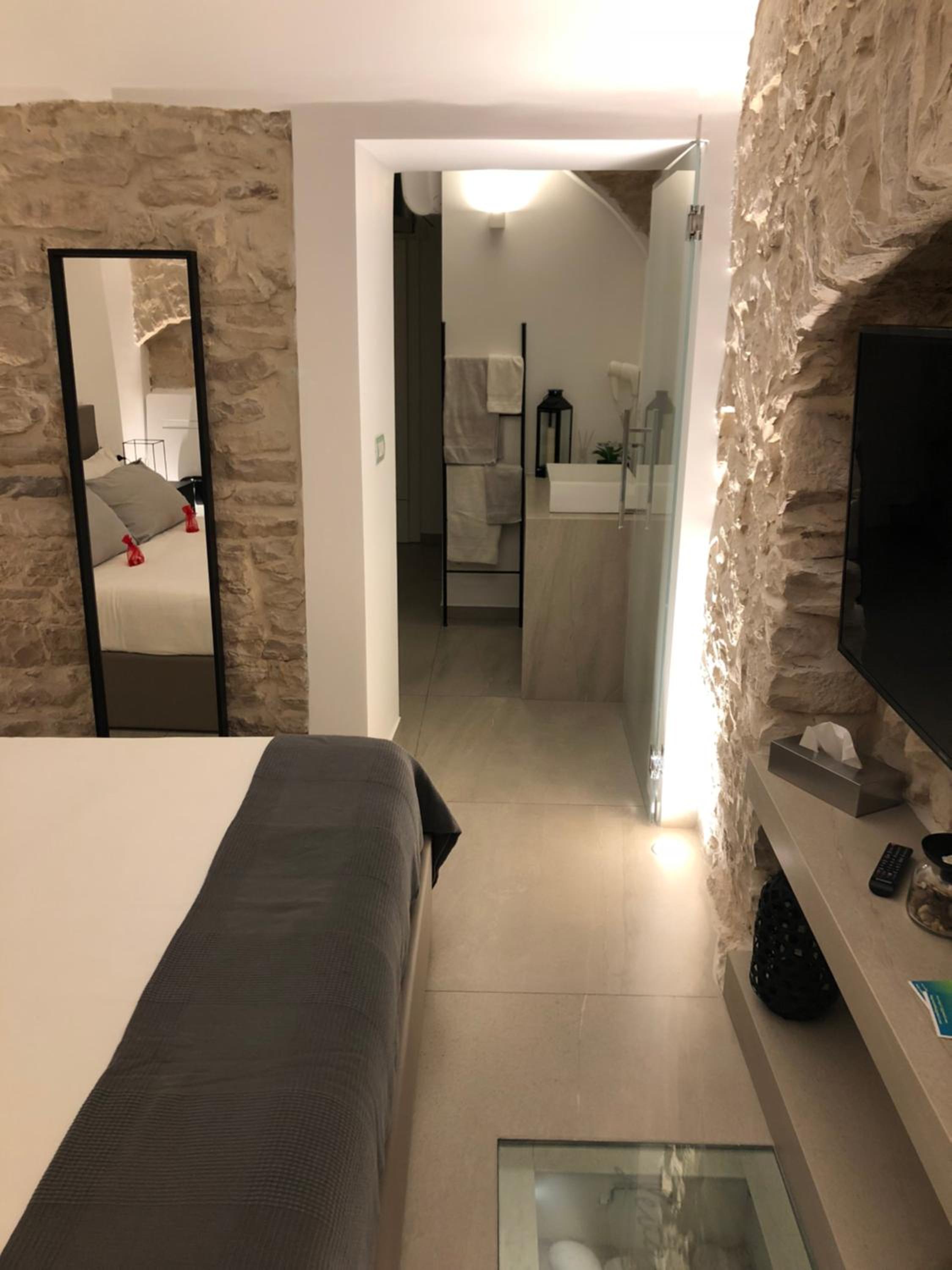 Double Room with Spa Bath - Photo 3