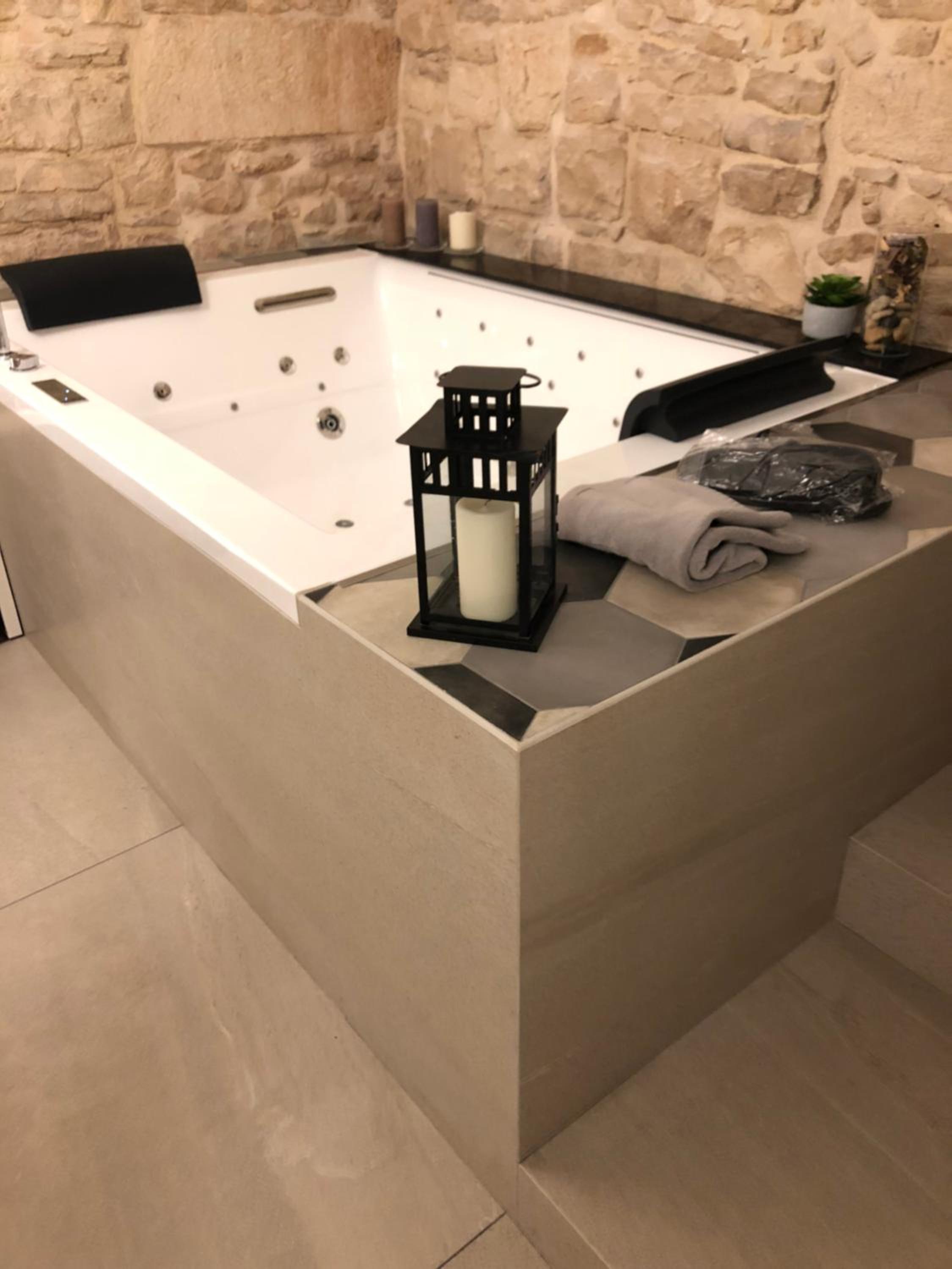 Double Room with Spa Bath - Photo 9