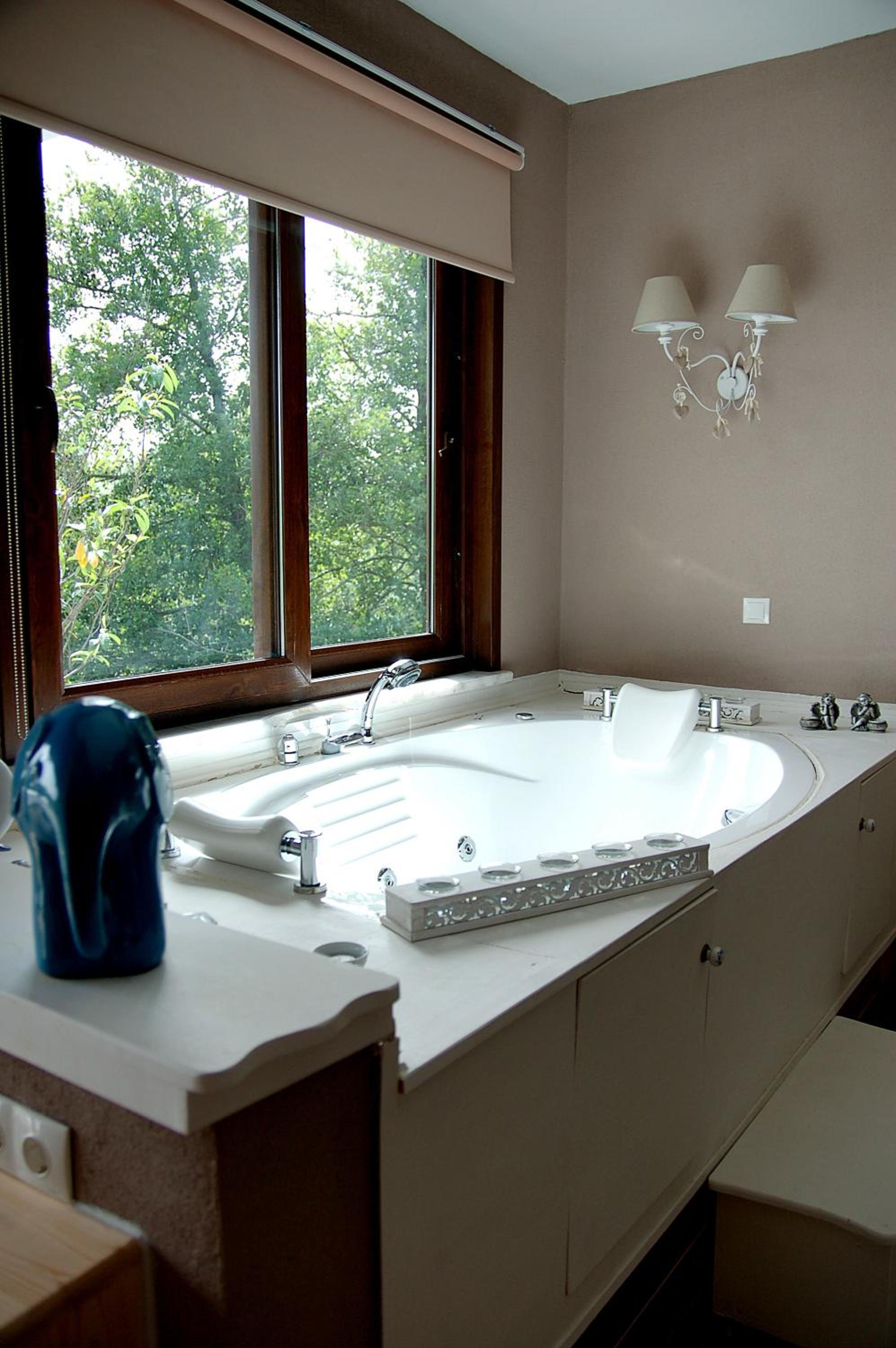 Queen Suite with Spa Bath - Photo 9