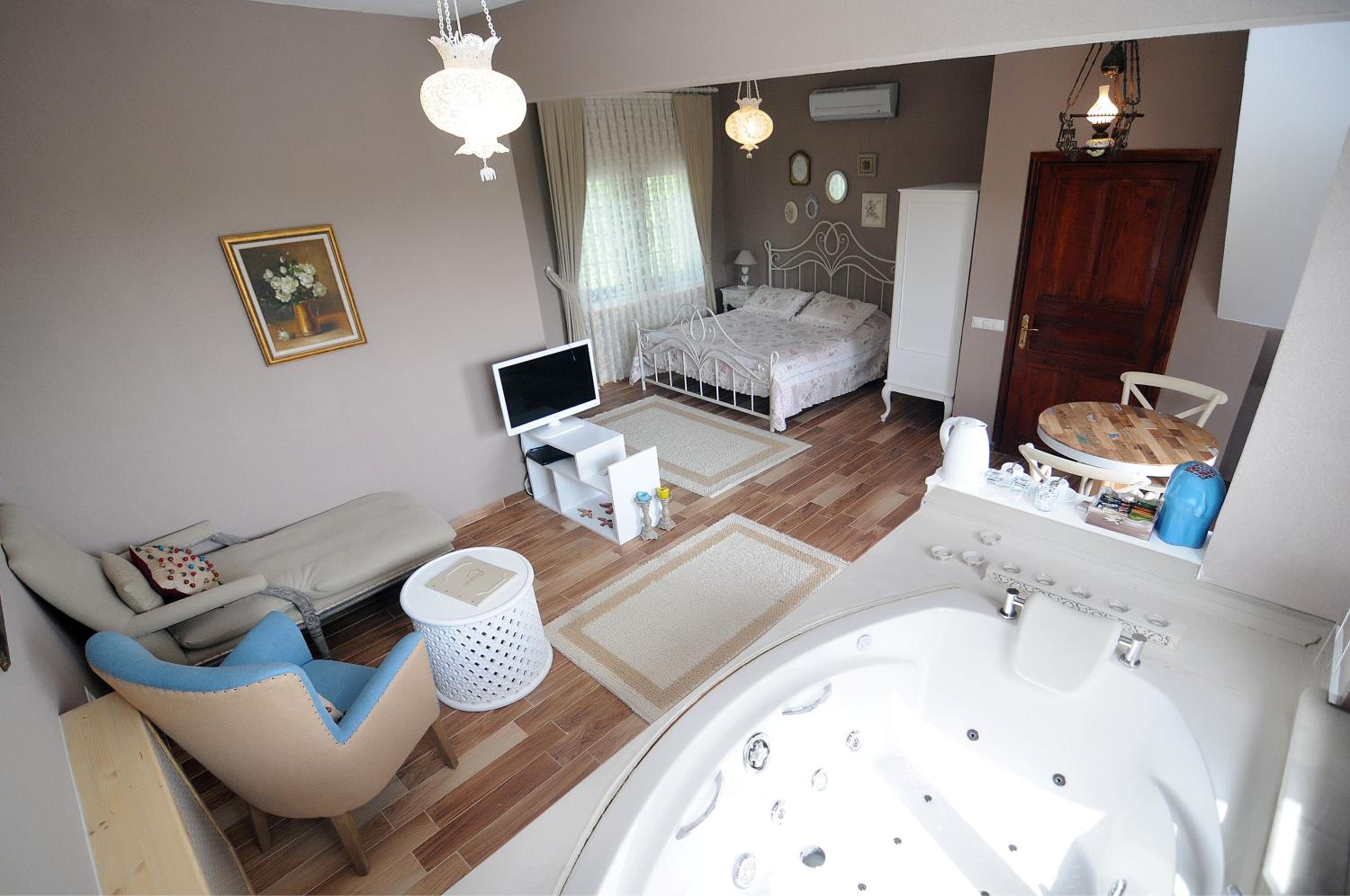 Queen Suite with Spa Bath - Photo 8