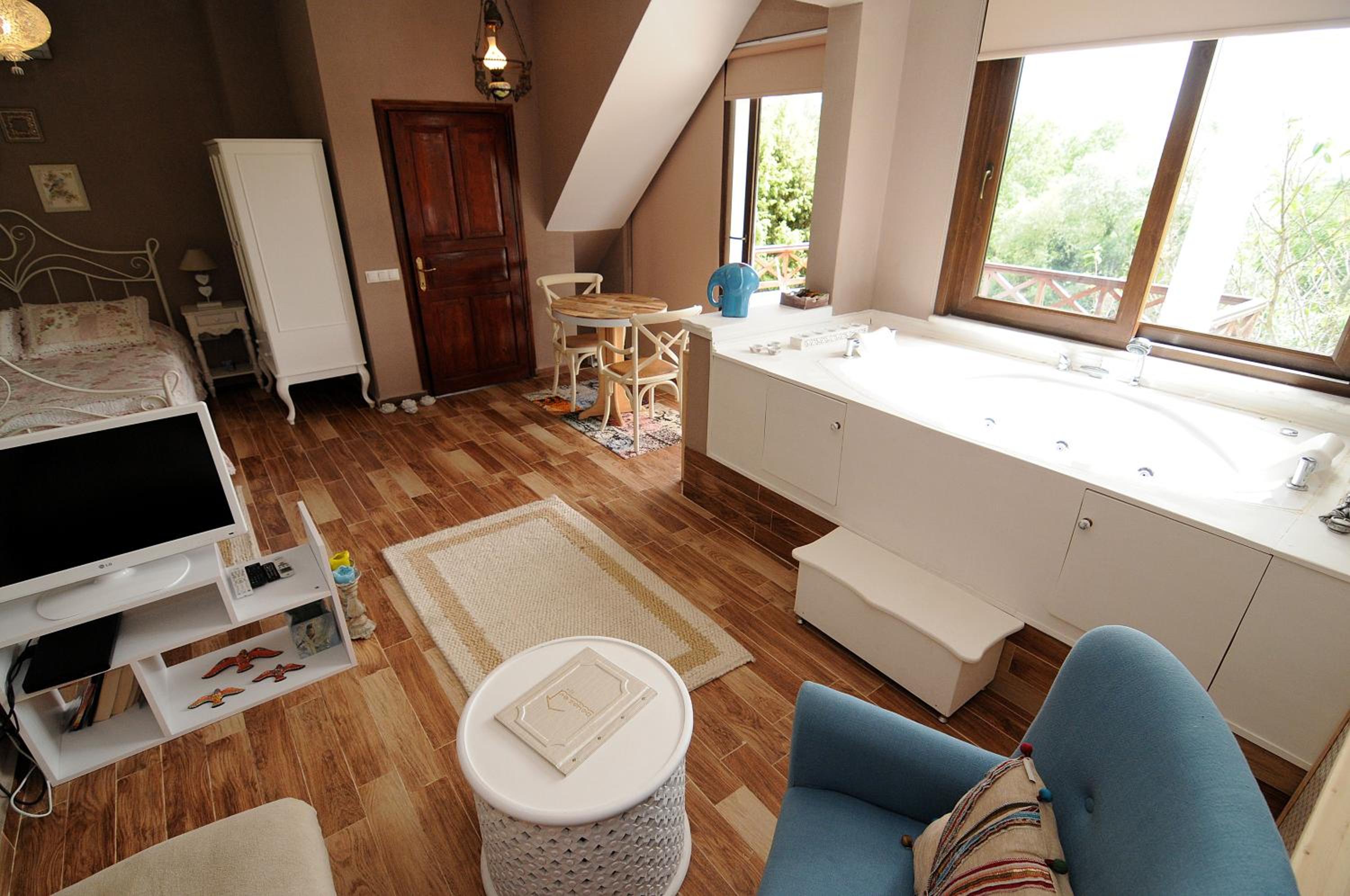 Queen Suite with Spa Bath - Photo 10