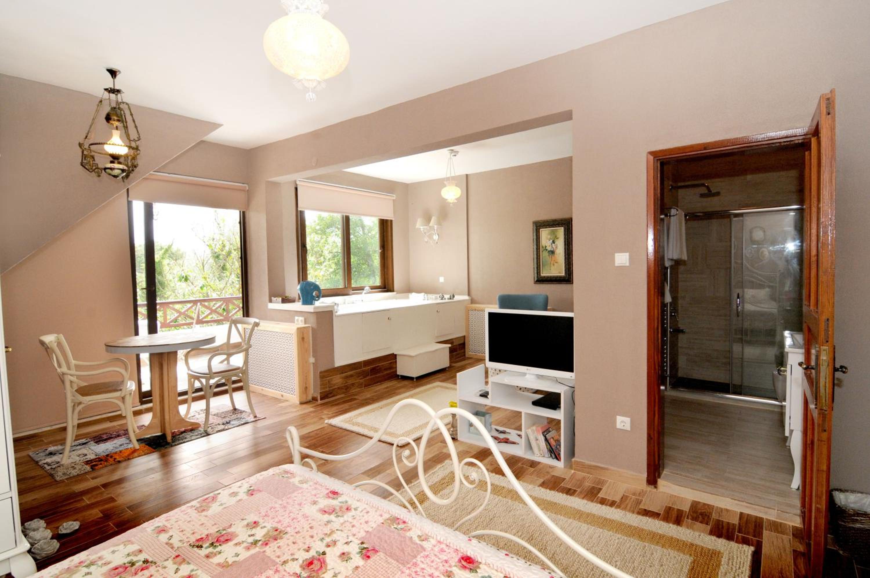 Queen Suite with Spa Bath - Photo 7