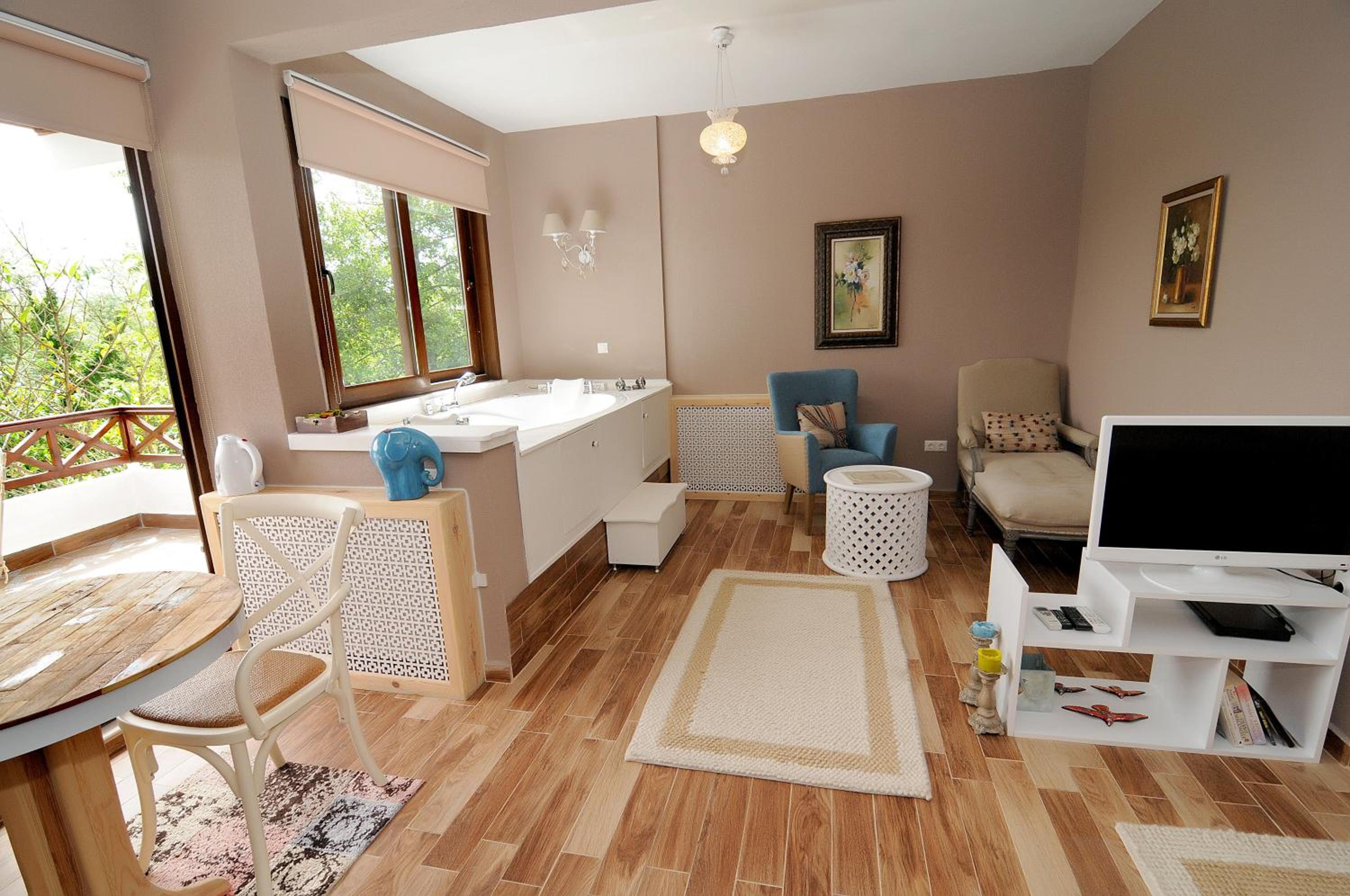 Queen Suite with Spa Bath - Photo 5