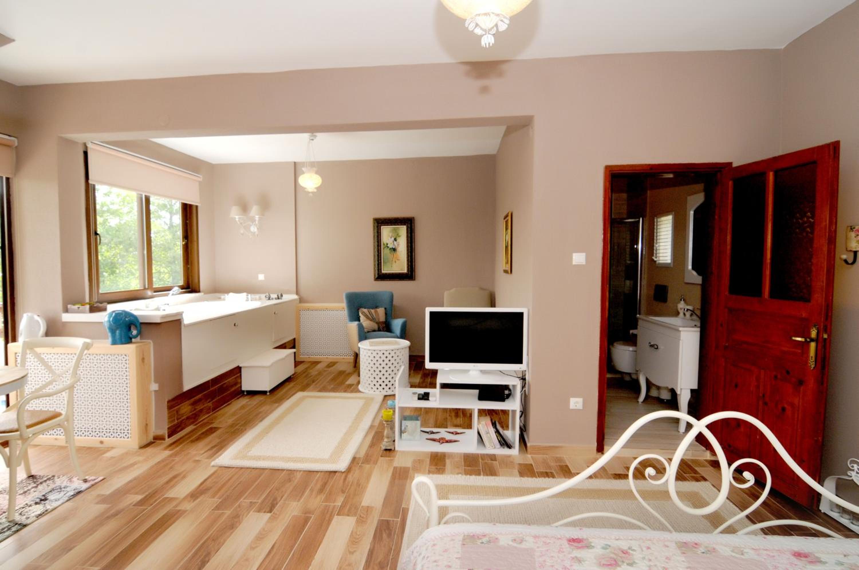 Queen Suite with Spa Bath - Photo 3