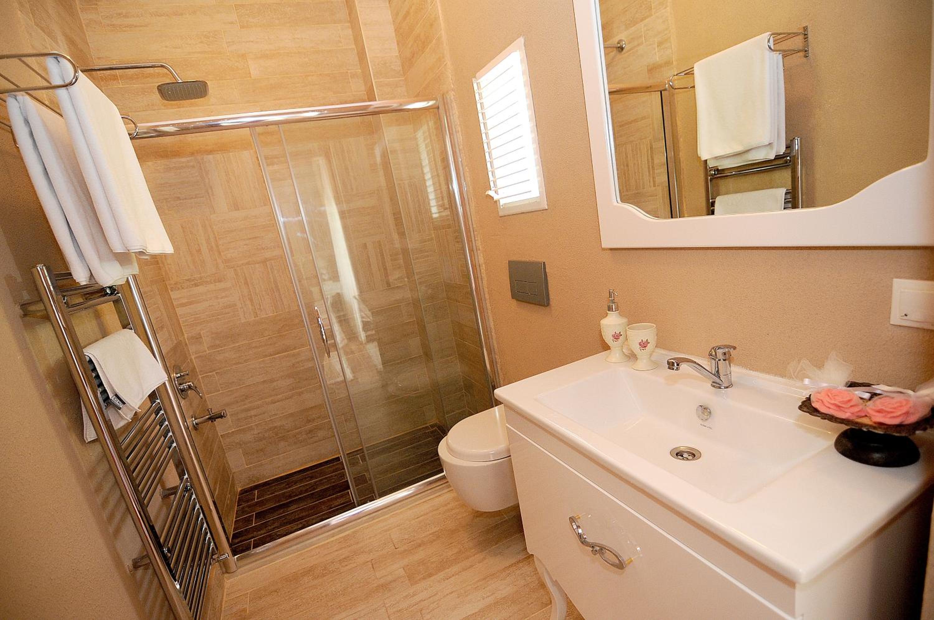 Queen Suite with Spa Bath - Photo 14
