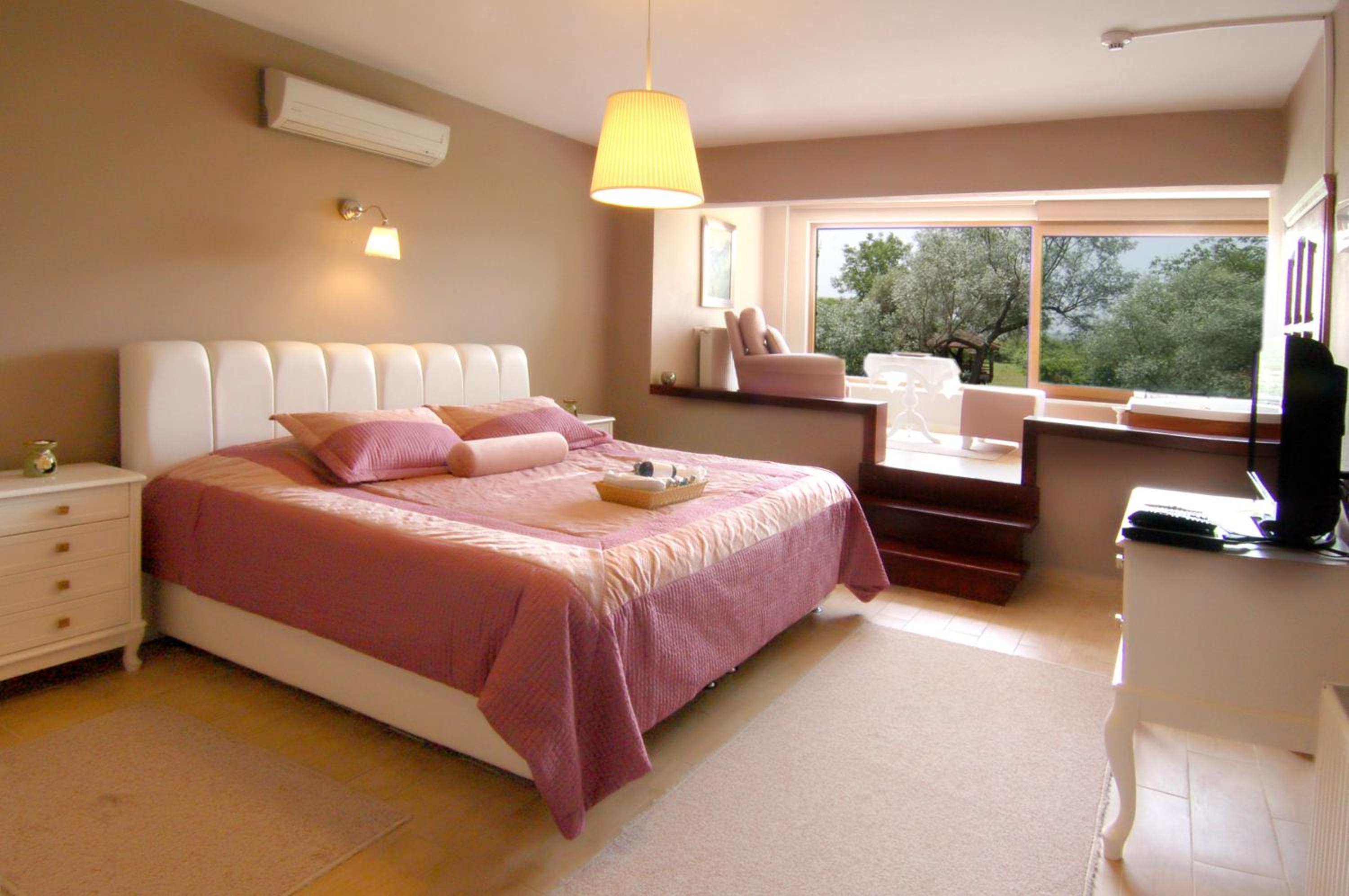 Deluxe Suite with Spa Bath - Photo 13