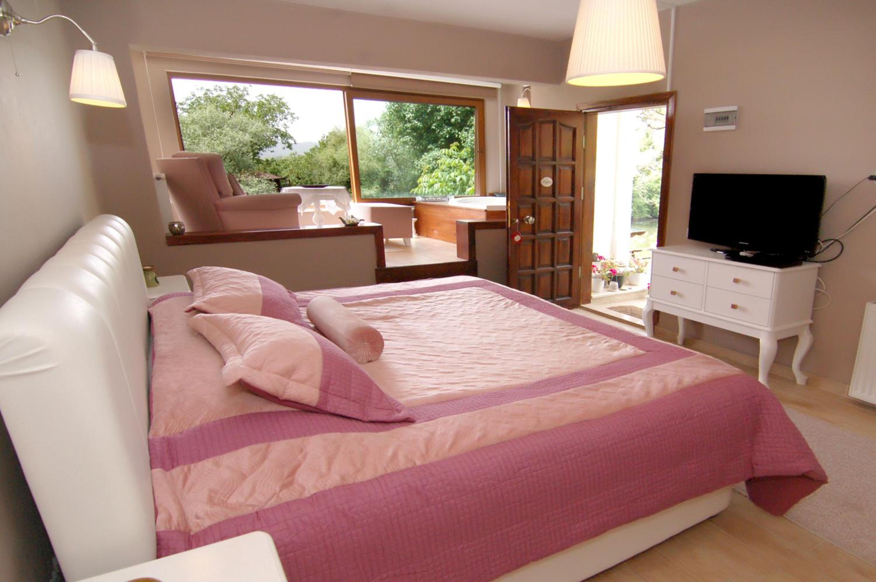 Deluxe Suite with Spa Bath - Photo 11