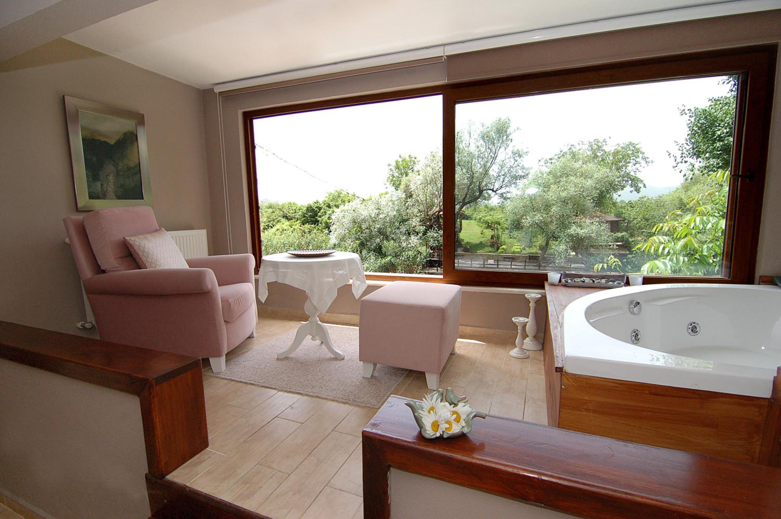 Deluxe Suite with Spa Bath - Photo 12
