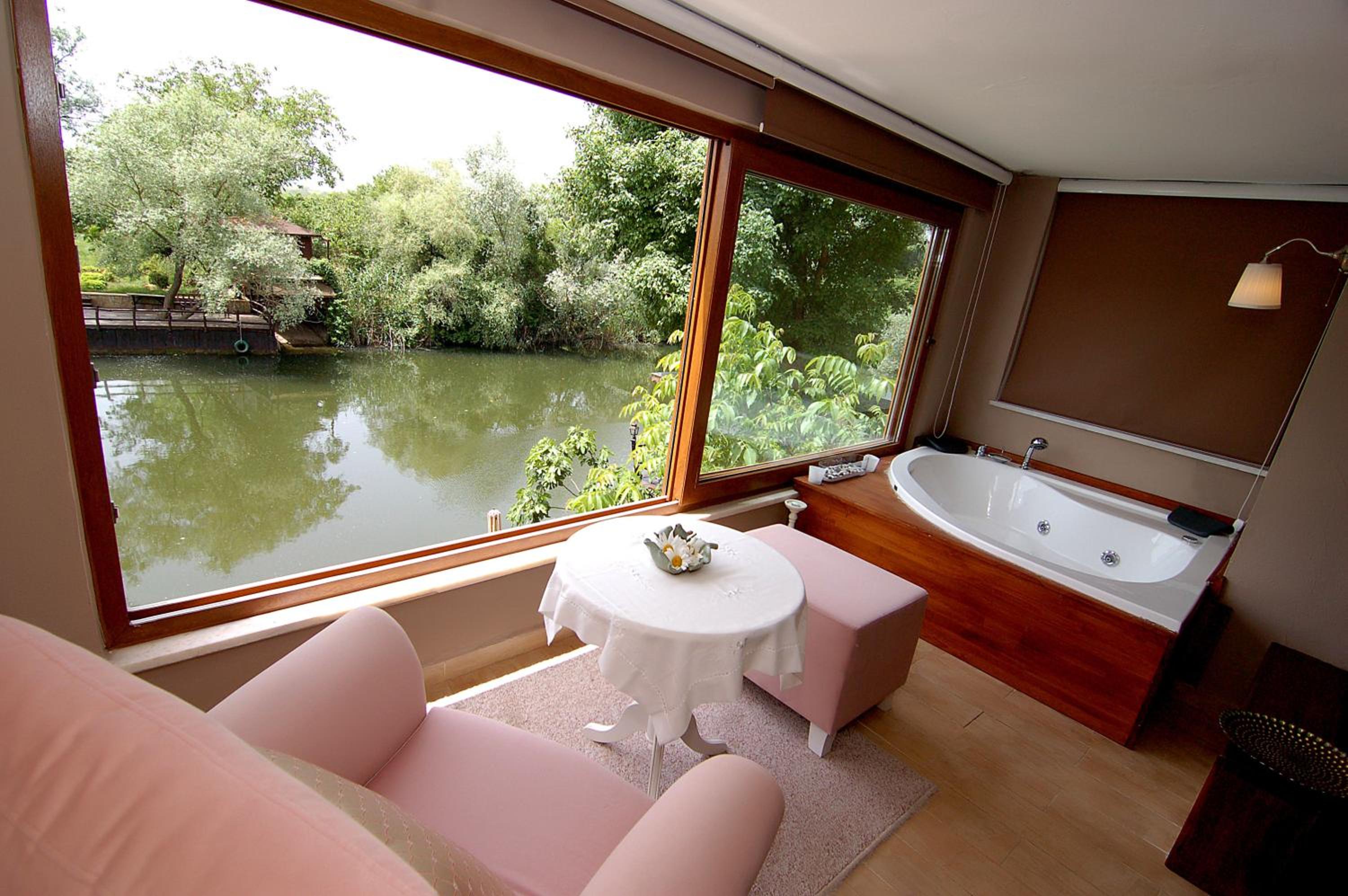 Deluxe Suite with Spa Bath - Photo 7