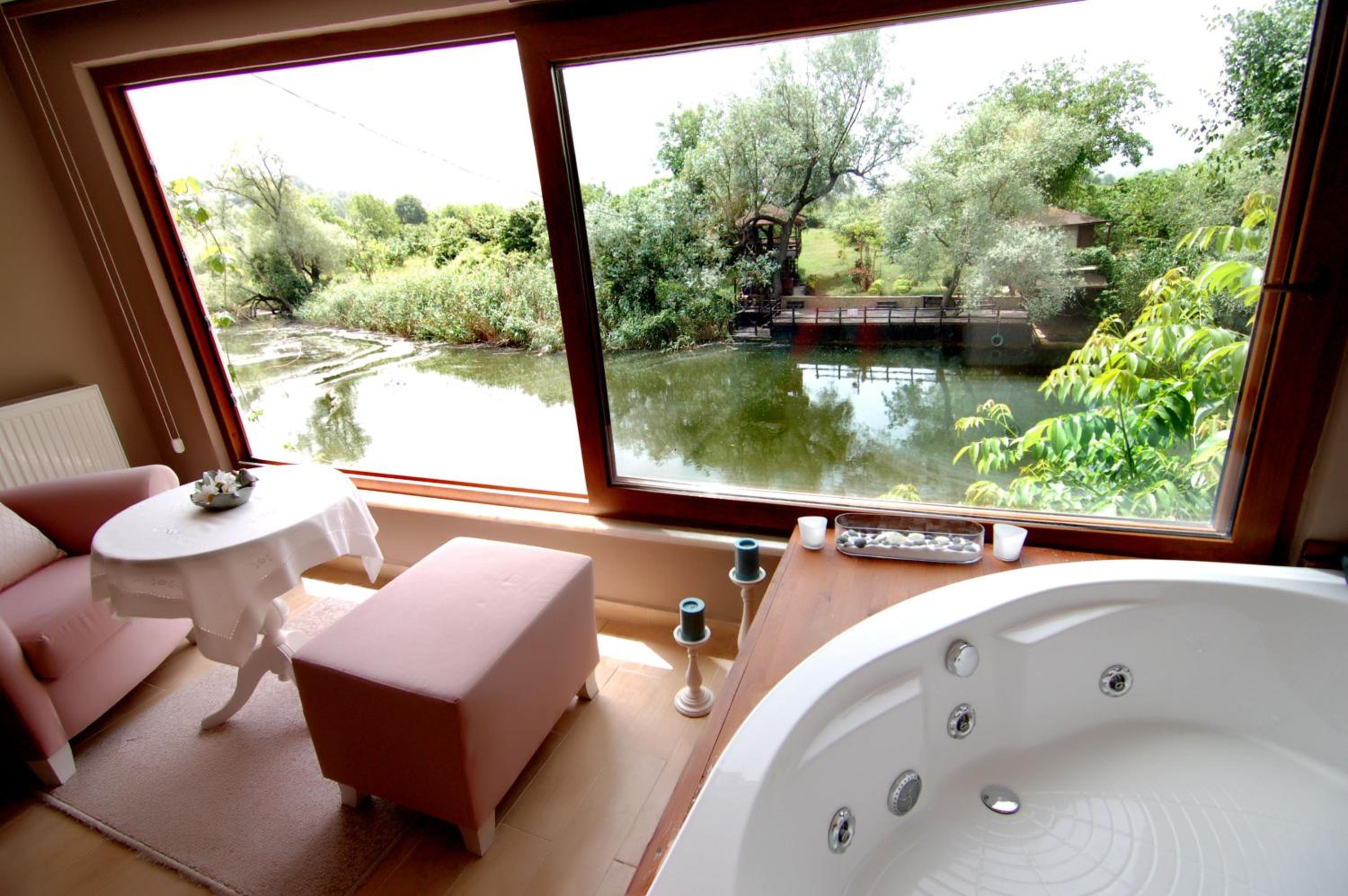 Deluxe Suite with Spa Bath - Photo 6