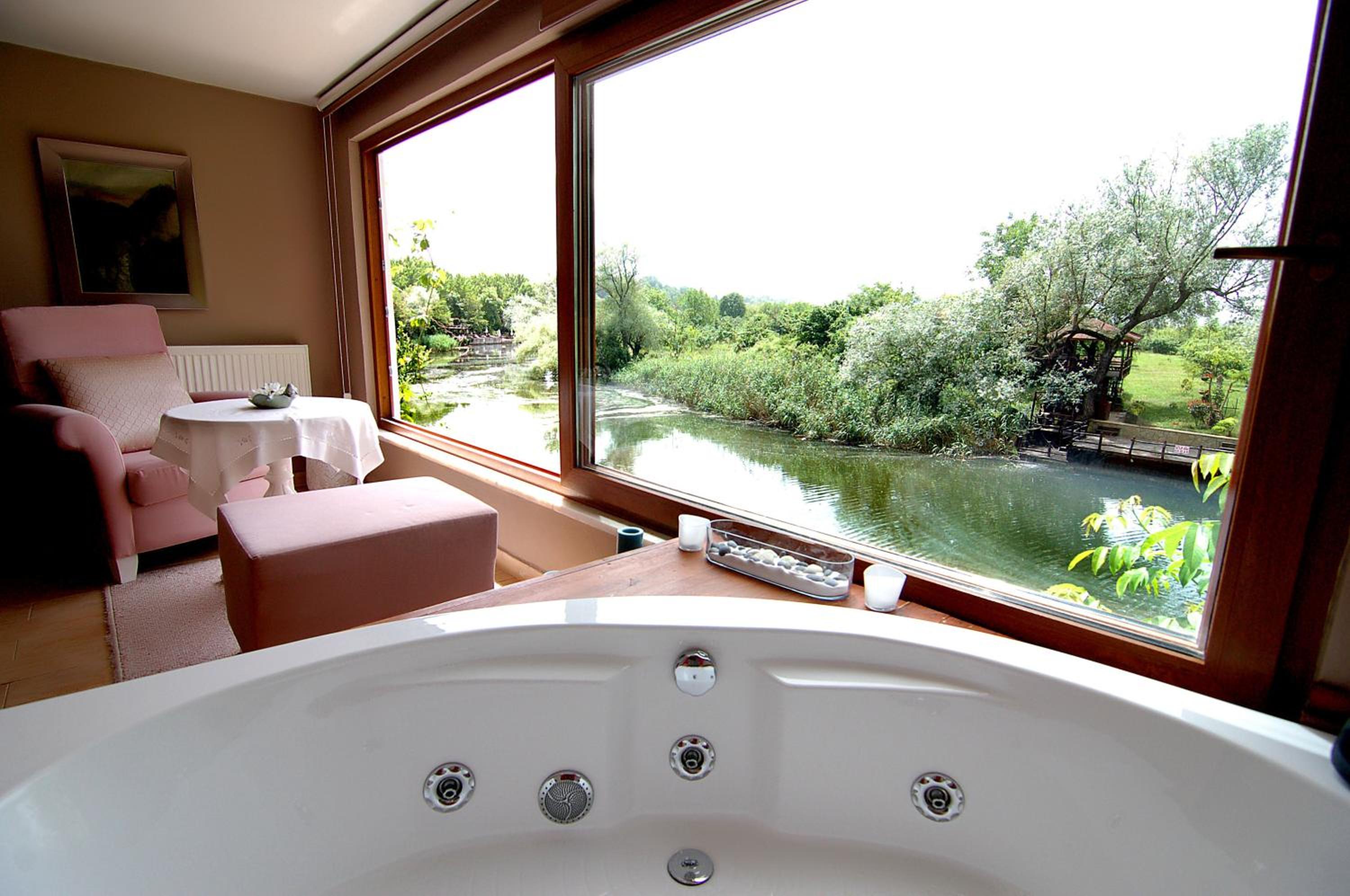 Deluxe Suite with Spa Bath - Photo 9
