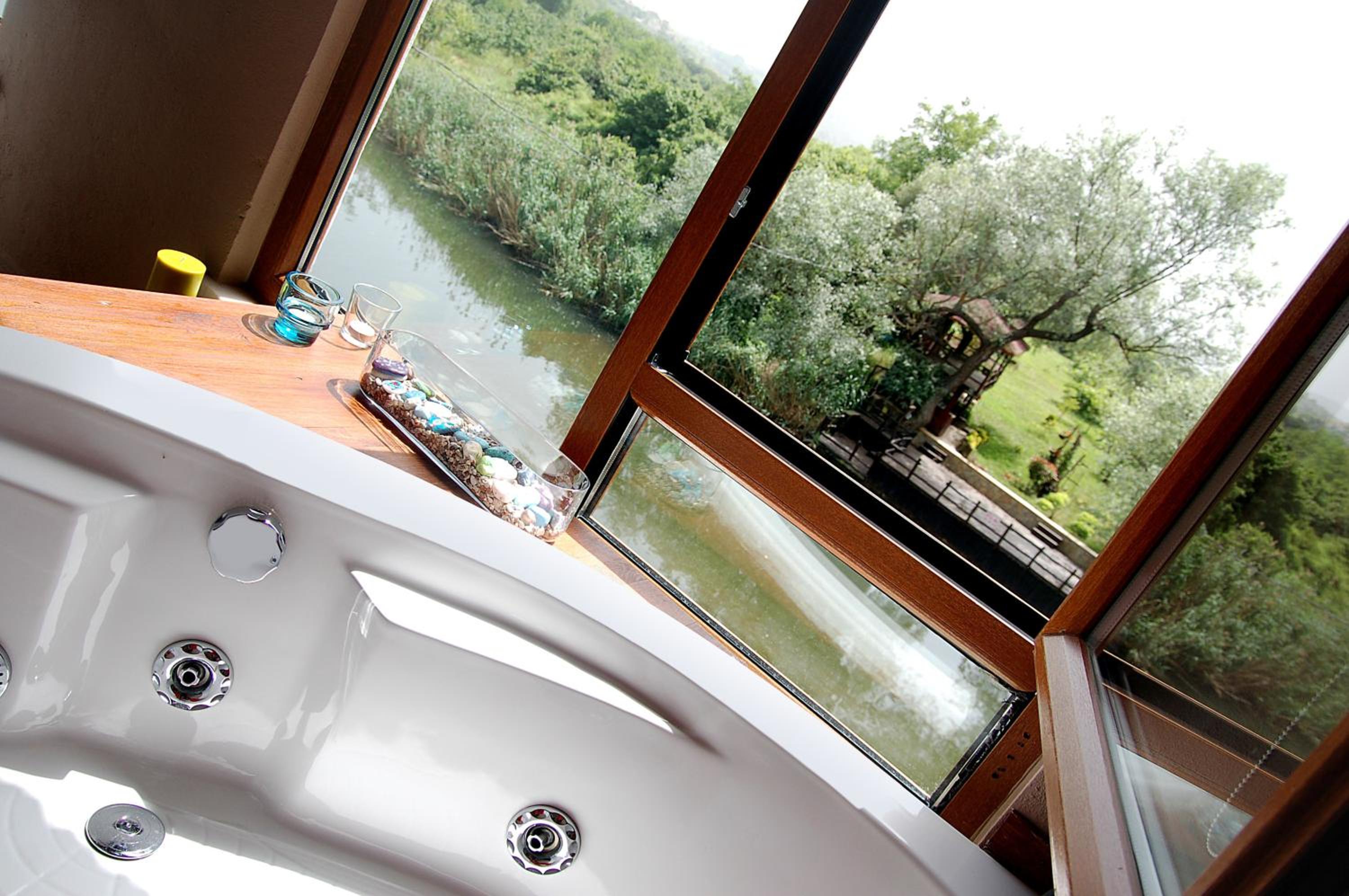 Suite with Hot Tub - Photo 5