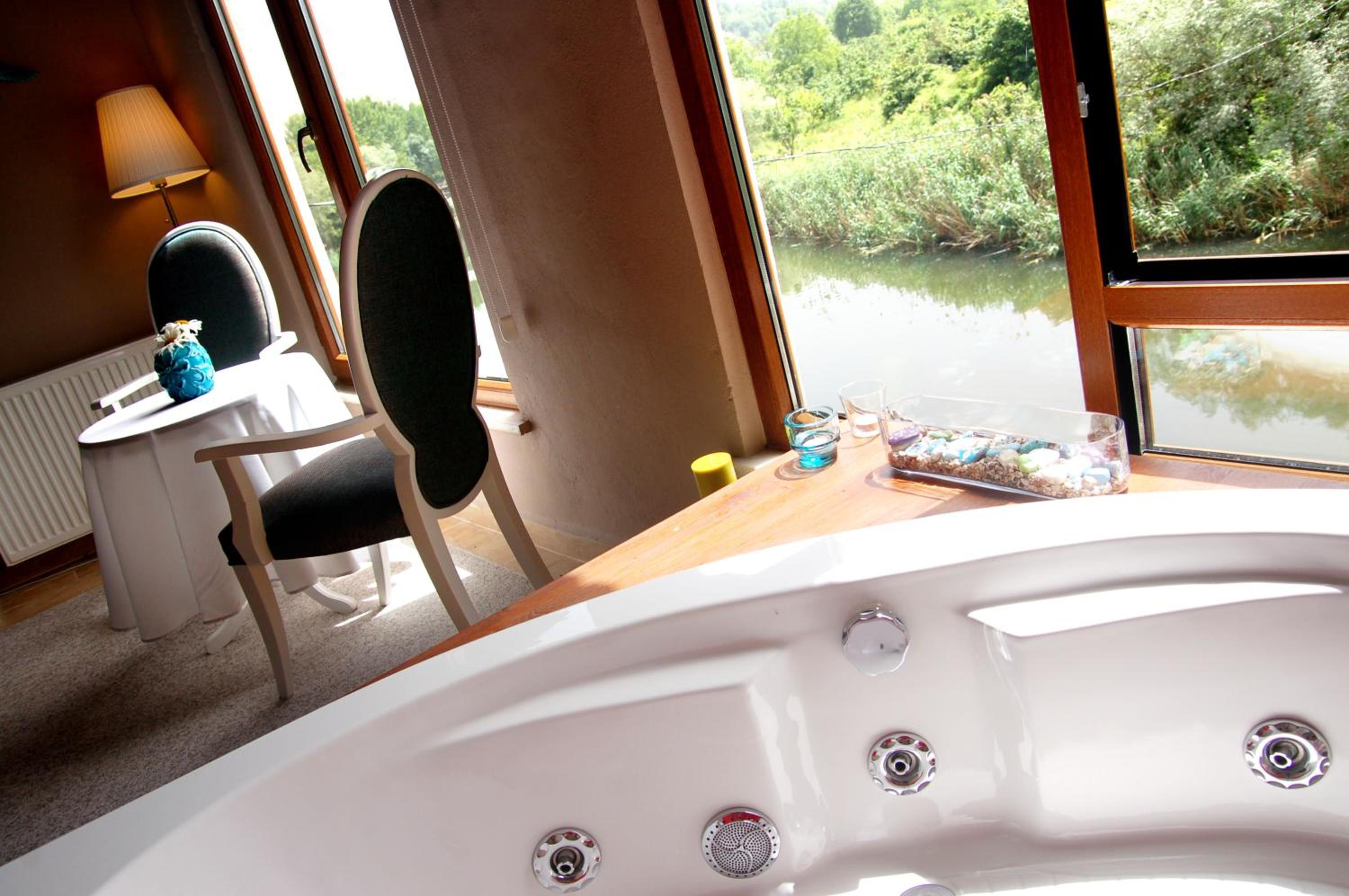 Suite with Hot Tub - Photo 4