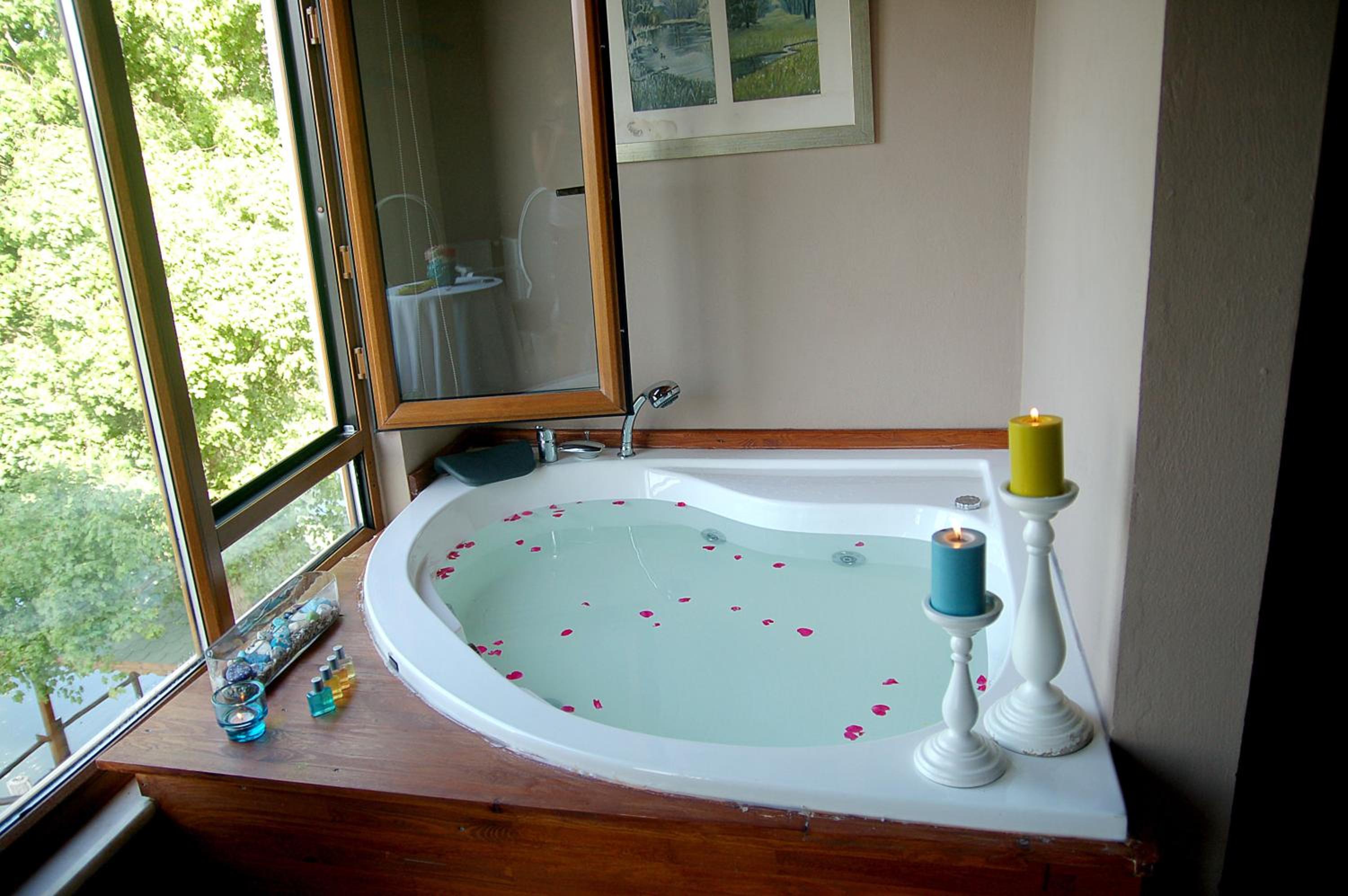Suite with Hot Tub - Photo 3