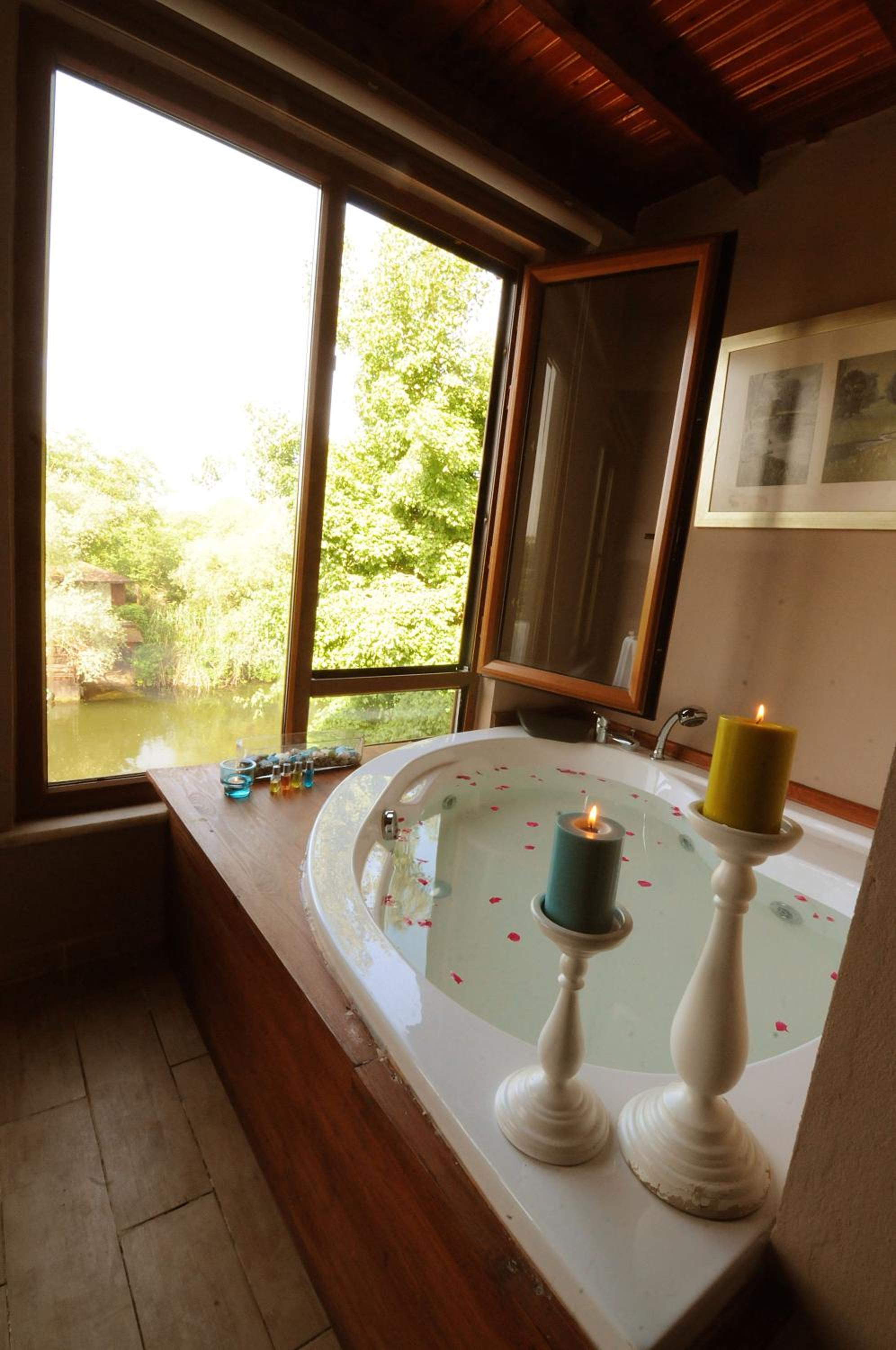 Suite with Hot Tub - Photo 2