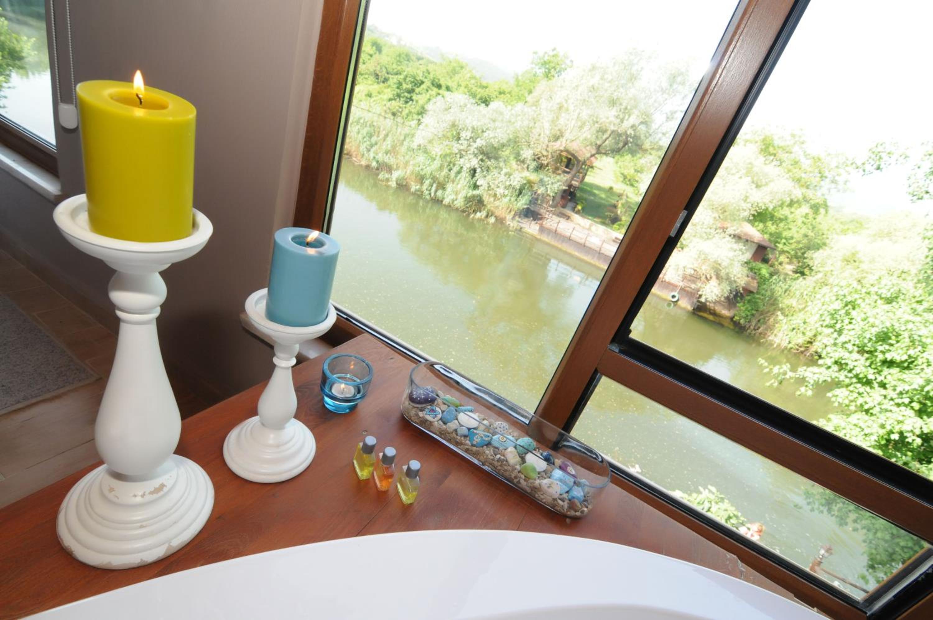 Suite with Hot Tub - Photo 11