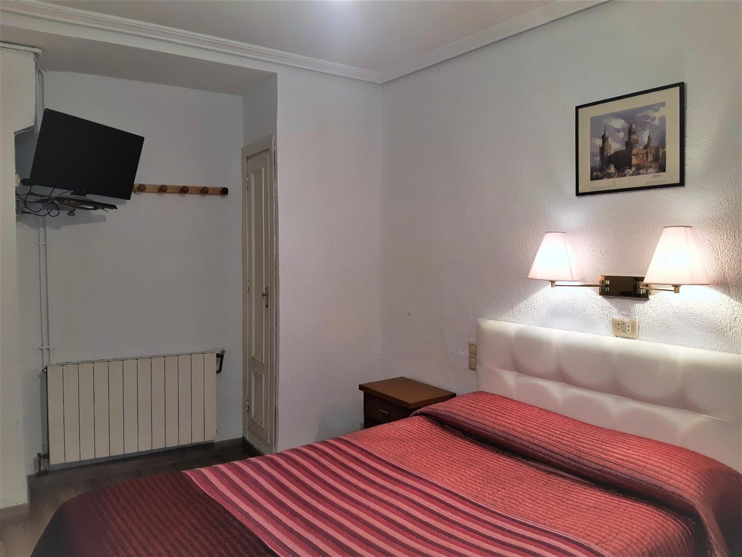 Double Room with Private Bathroom - Photo 5