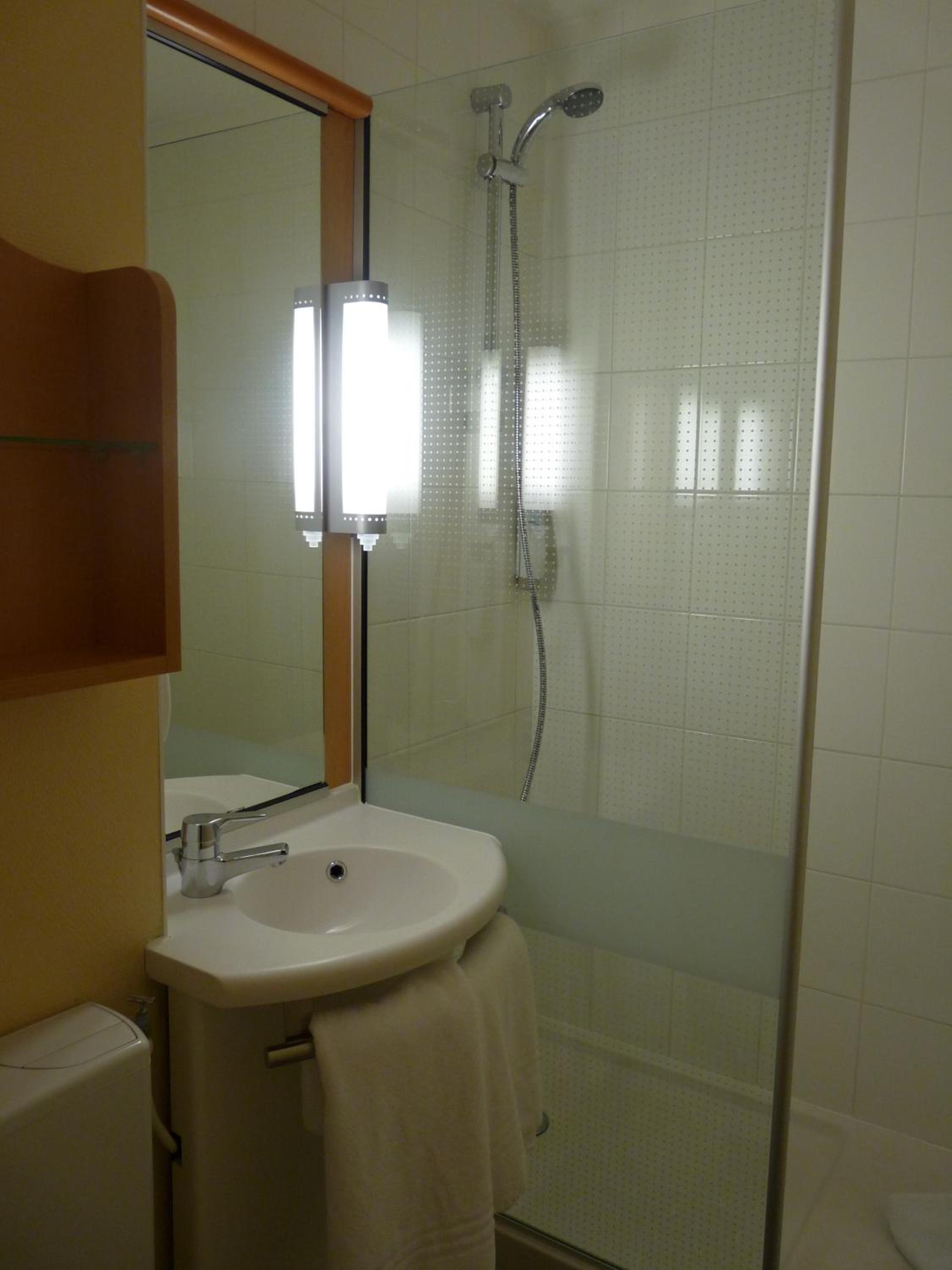 Standard Room with 2 Single Beds - Photo 2