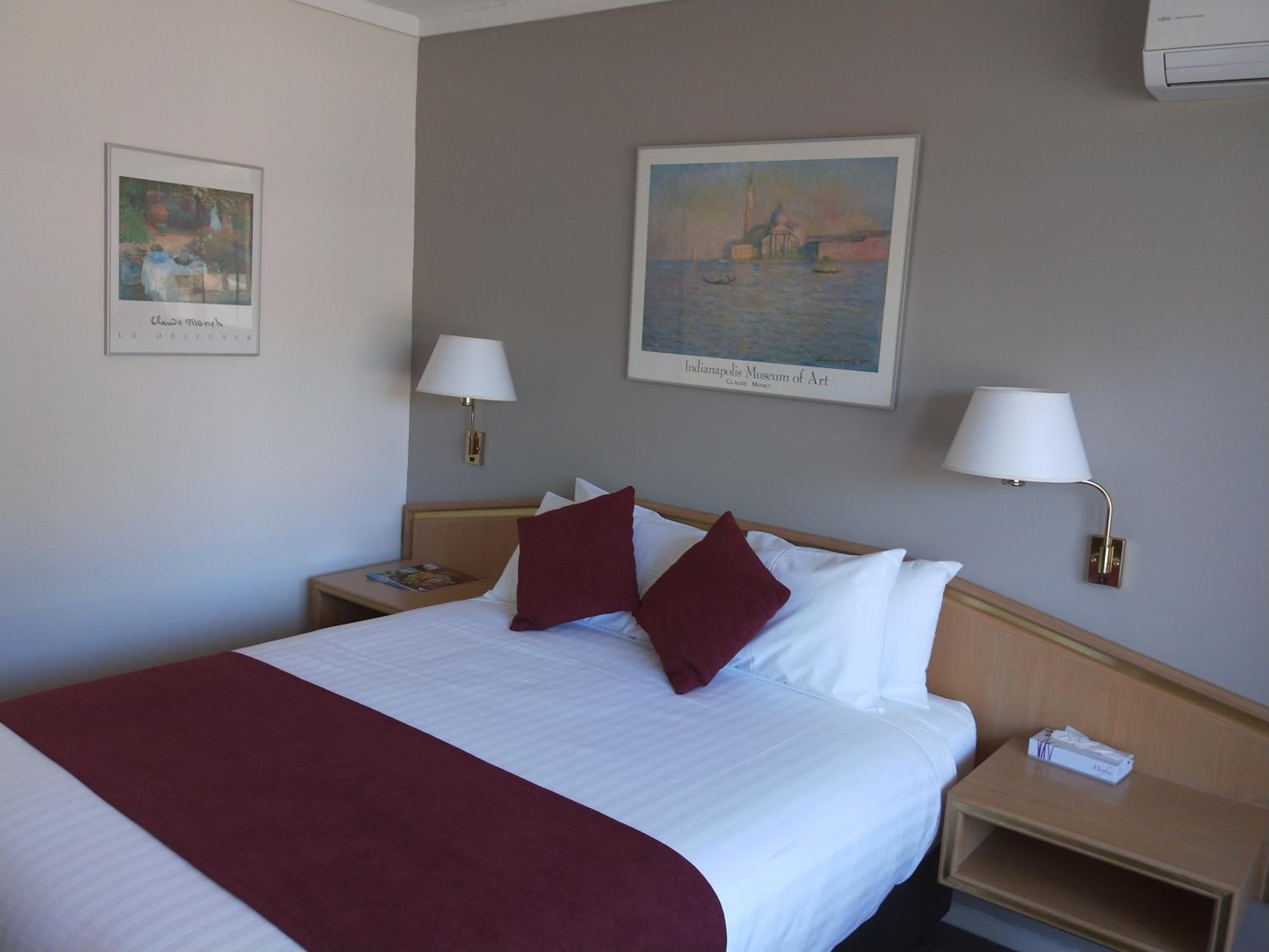 Deluxe Queen Room with Pool View - Non-Smoking - Photo 2
