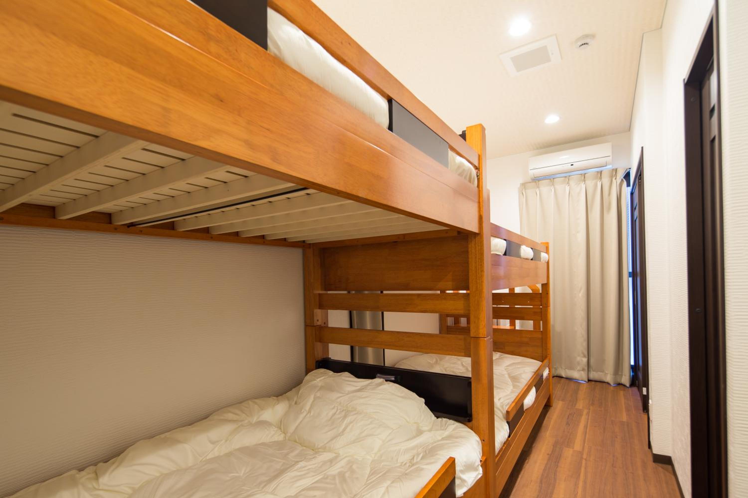 Quadruple Room with Private Bathroom photo 1