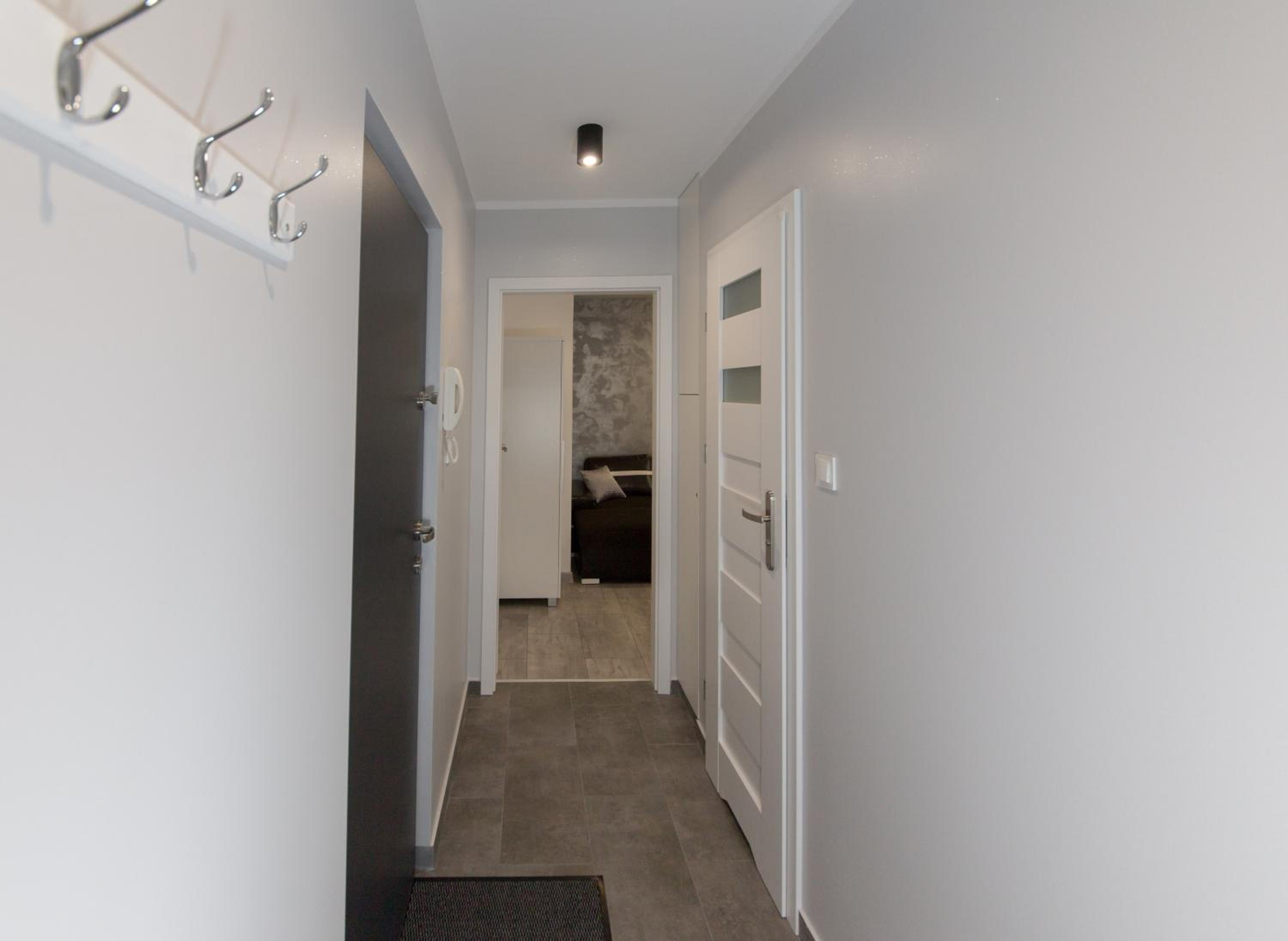 One-Bedroom Apartment - Photo 2
