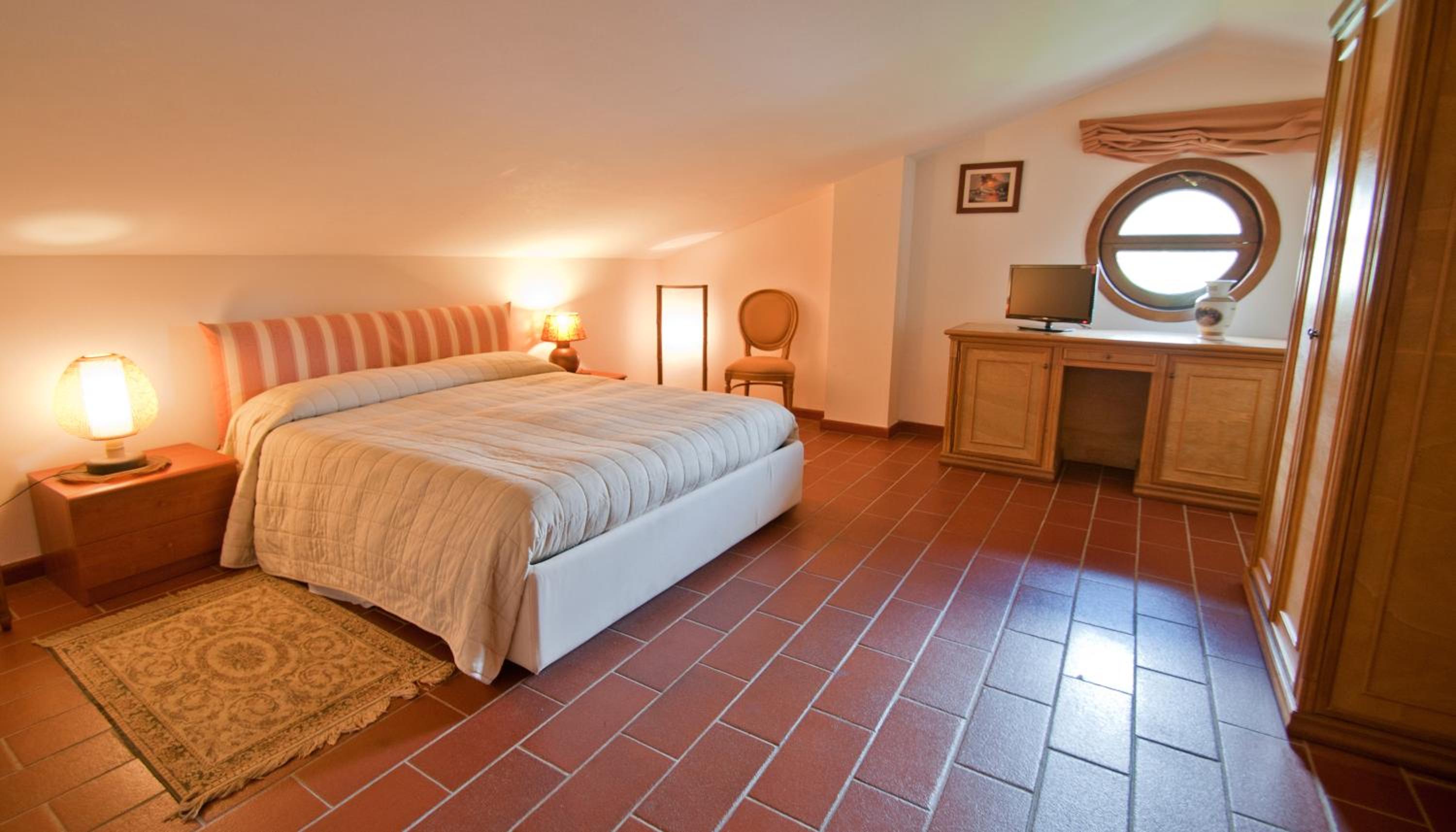 One-Bedroom Apartment (2 Adults + 3 Children) - Attic photo 3