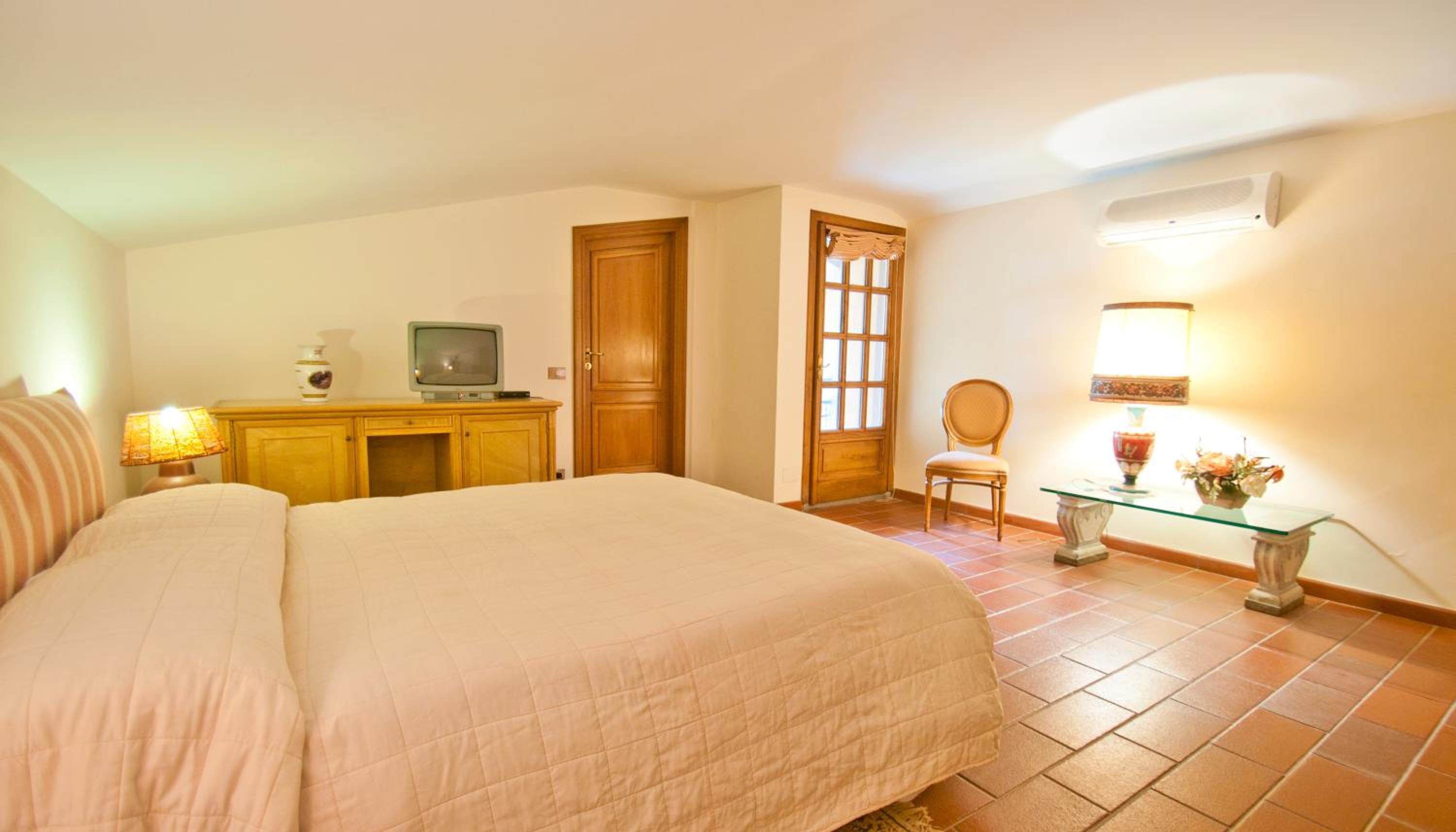 One-Bedroom Apartment (2 Adults + 2 Children) - Attic photo 3