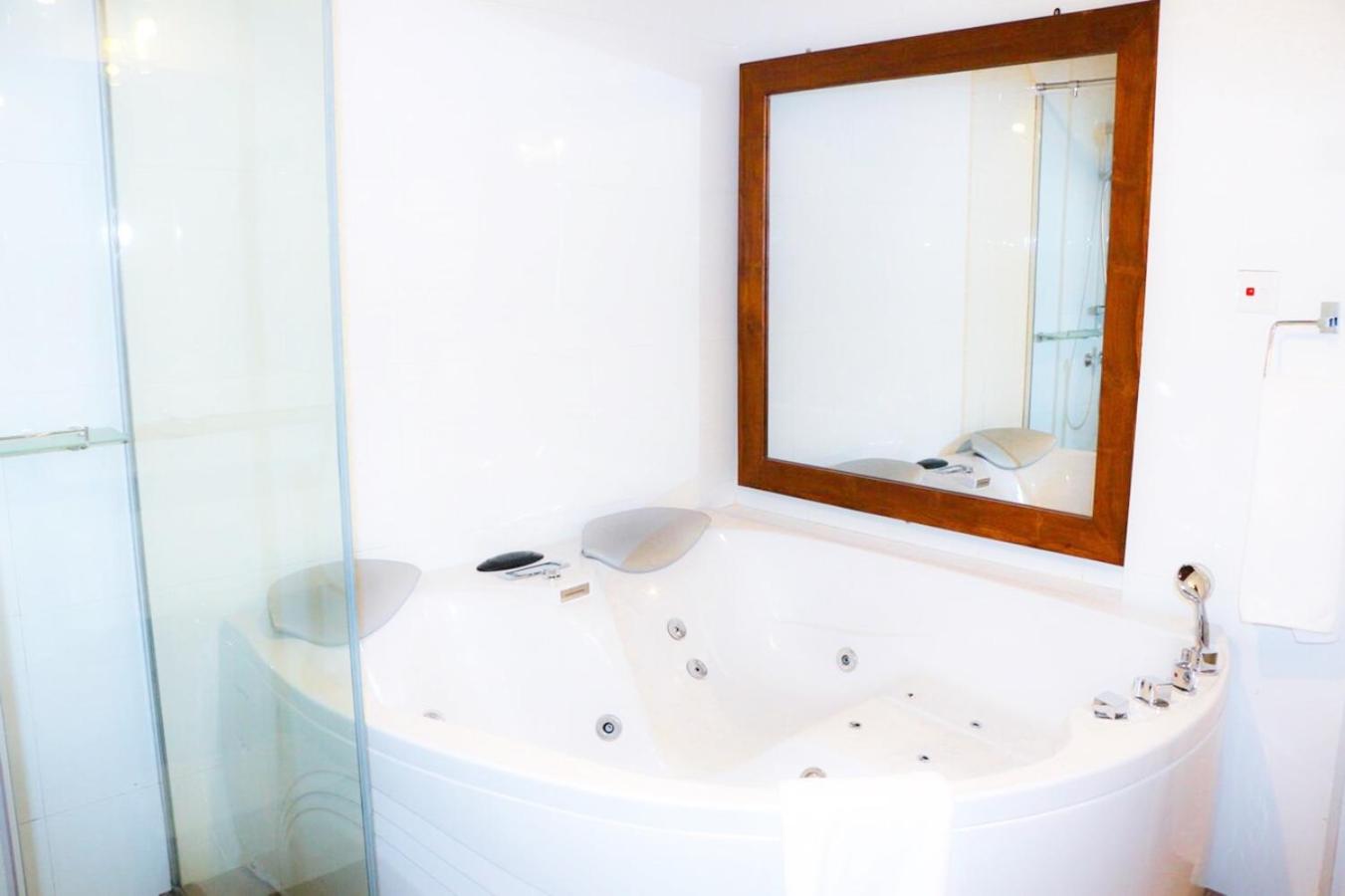Premium King Room - Photo 10