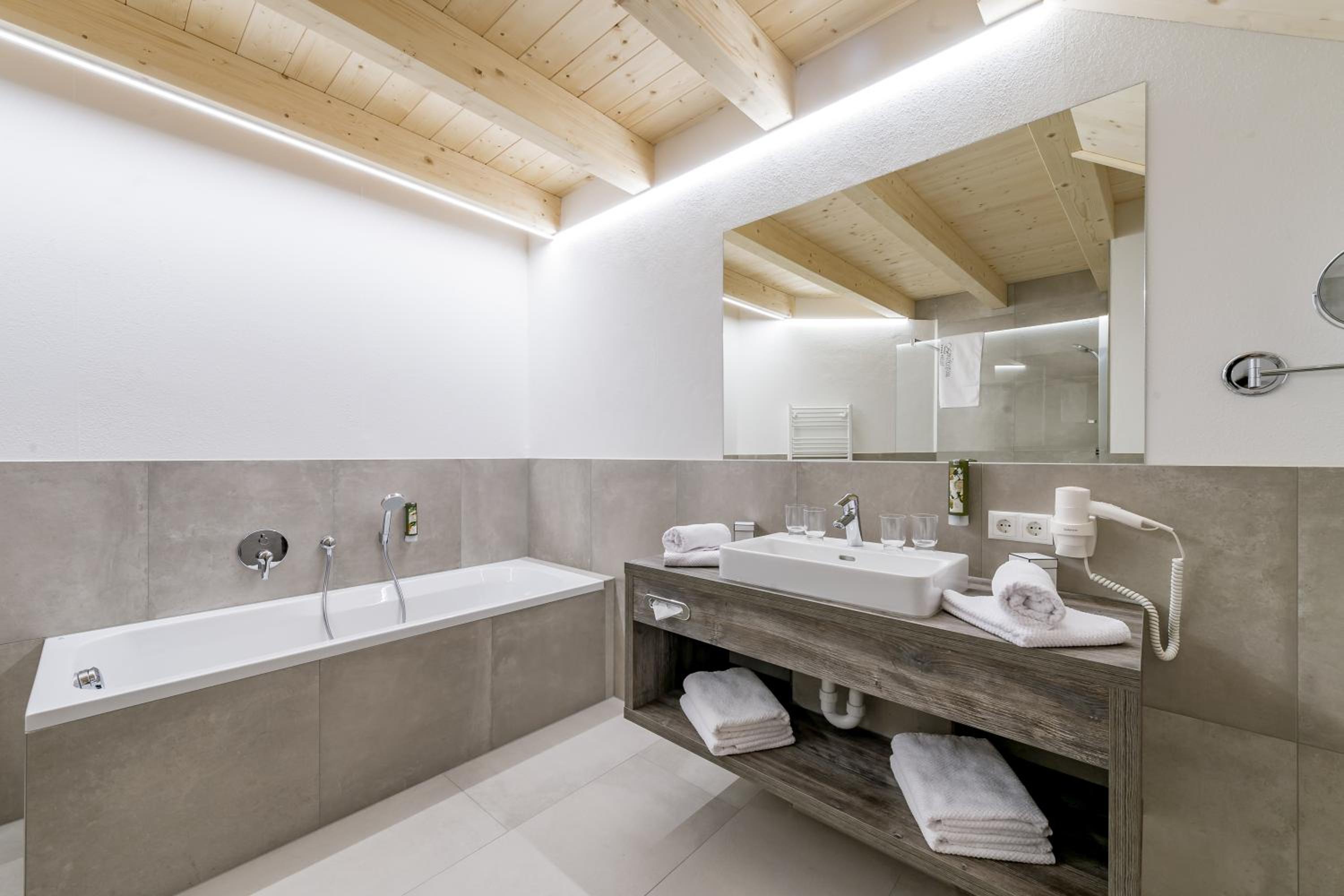 Suite with Balcony - Photo 3