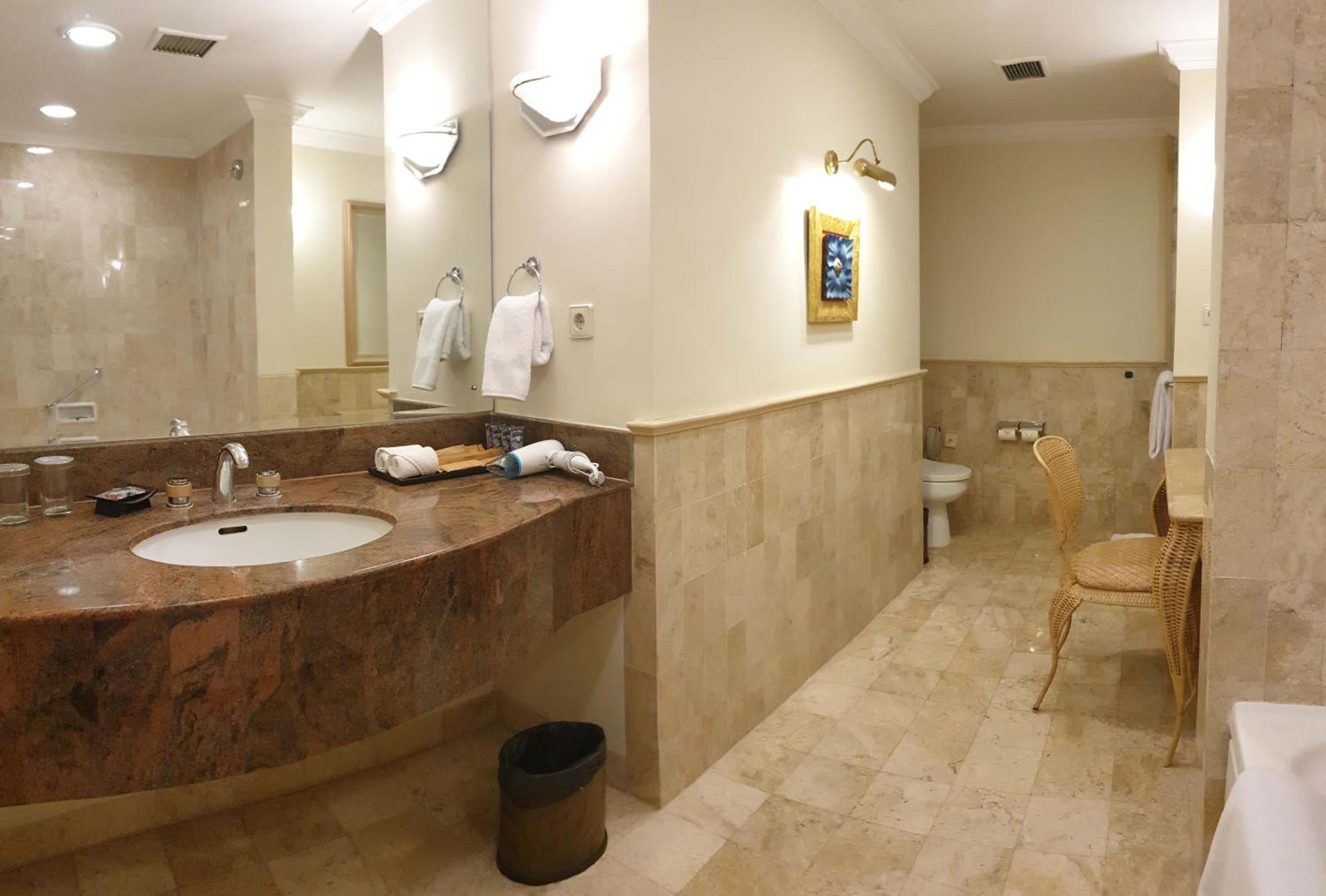 Executive Suite - Photo 4
