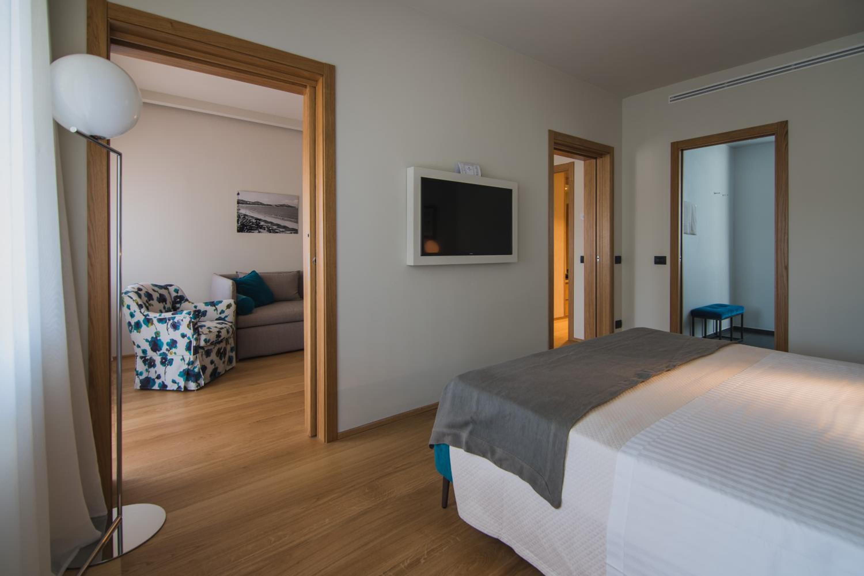 Suite - Photo 1