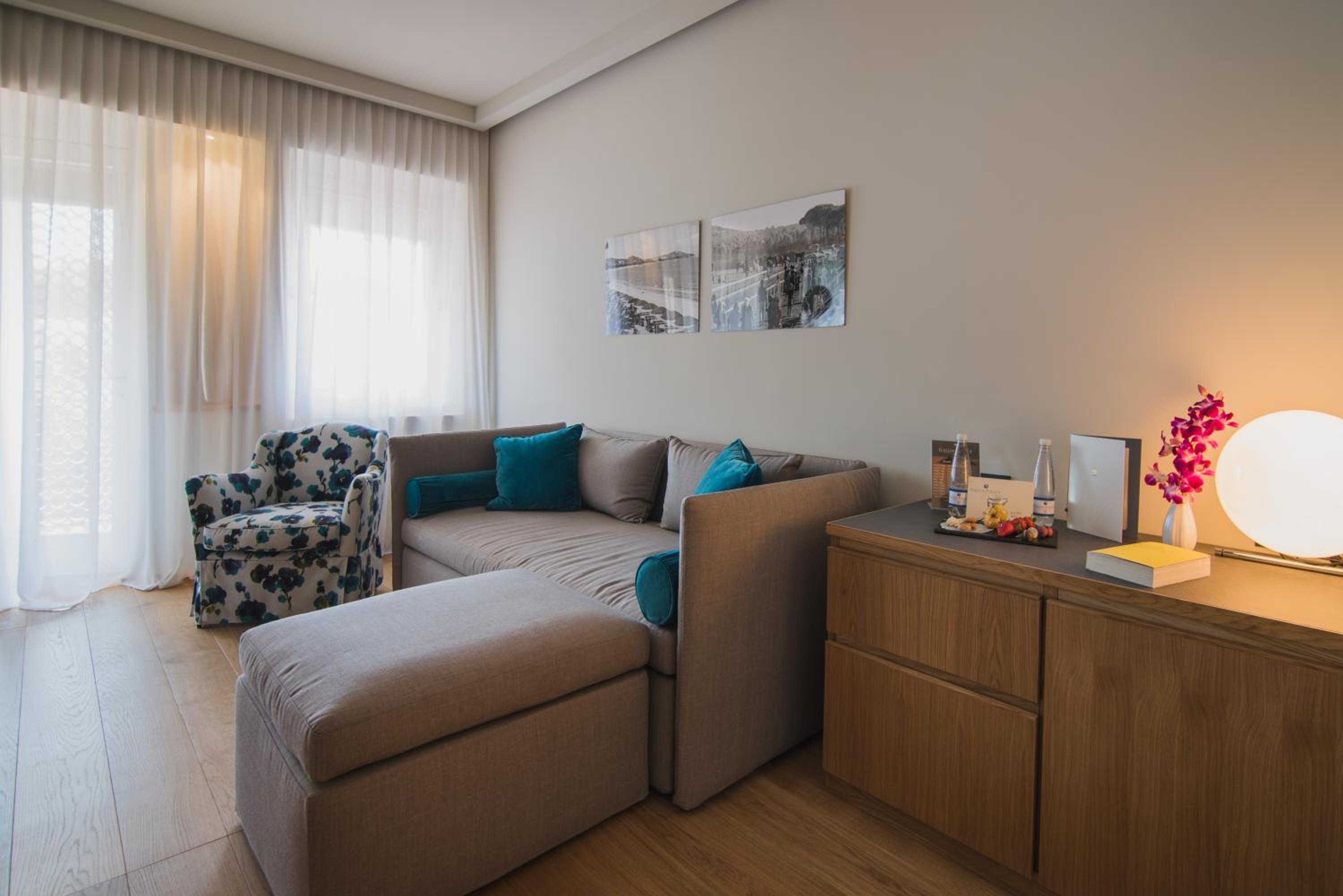 Suite - Photo 19
