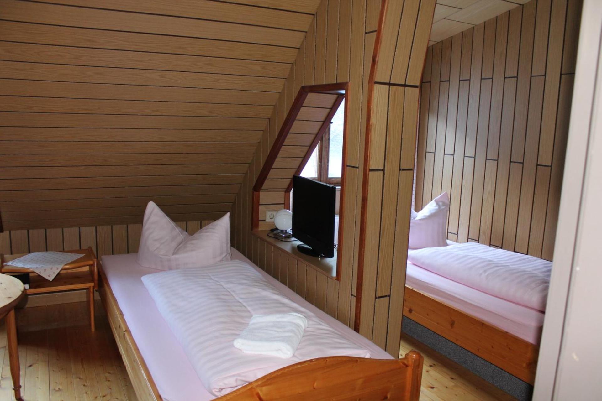 Standard Twin Room - Photo 2